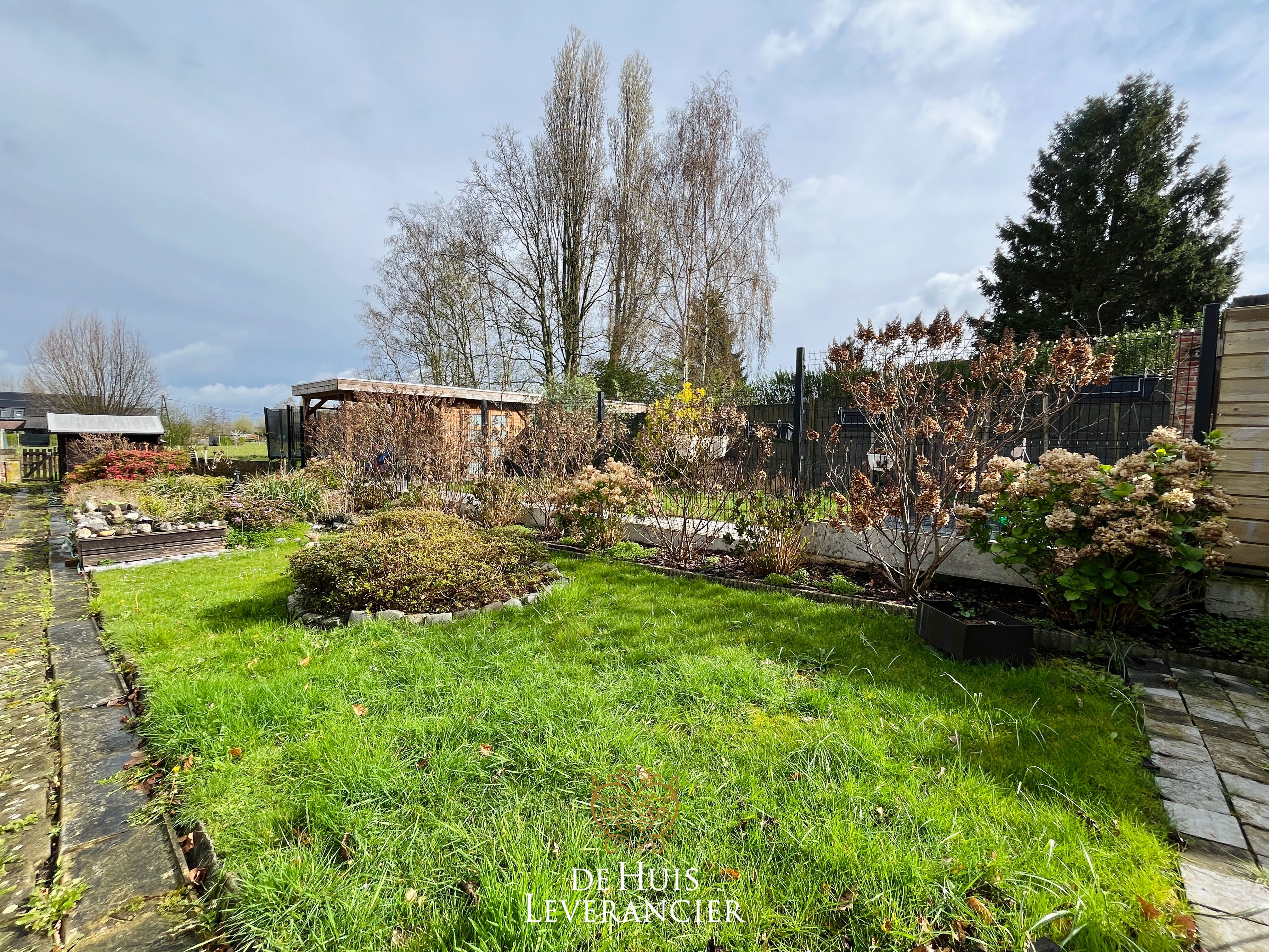 Leuke, te moderniseren woning met 3 slpks en grote tuin ! foto 3