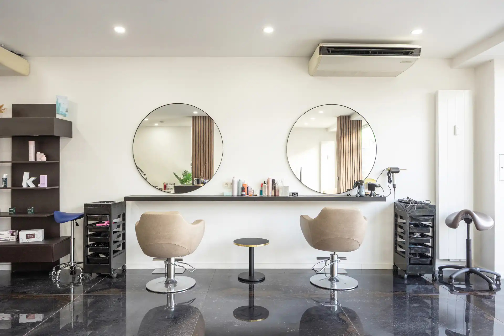 Volledig gerenoveerd beautysalon/kapsalon met 2 parkings foto 4