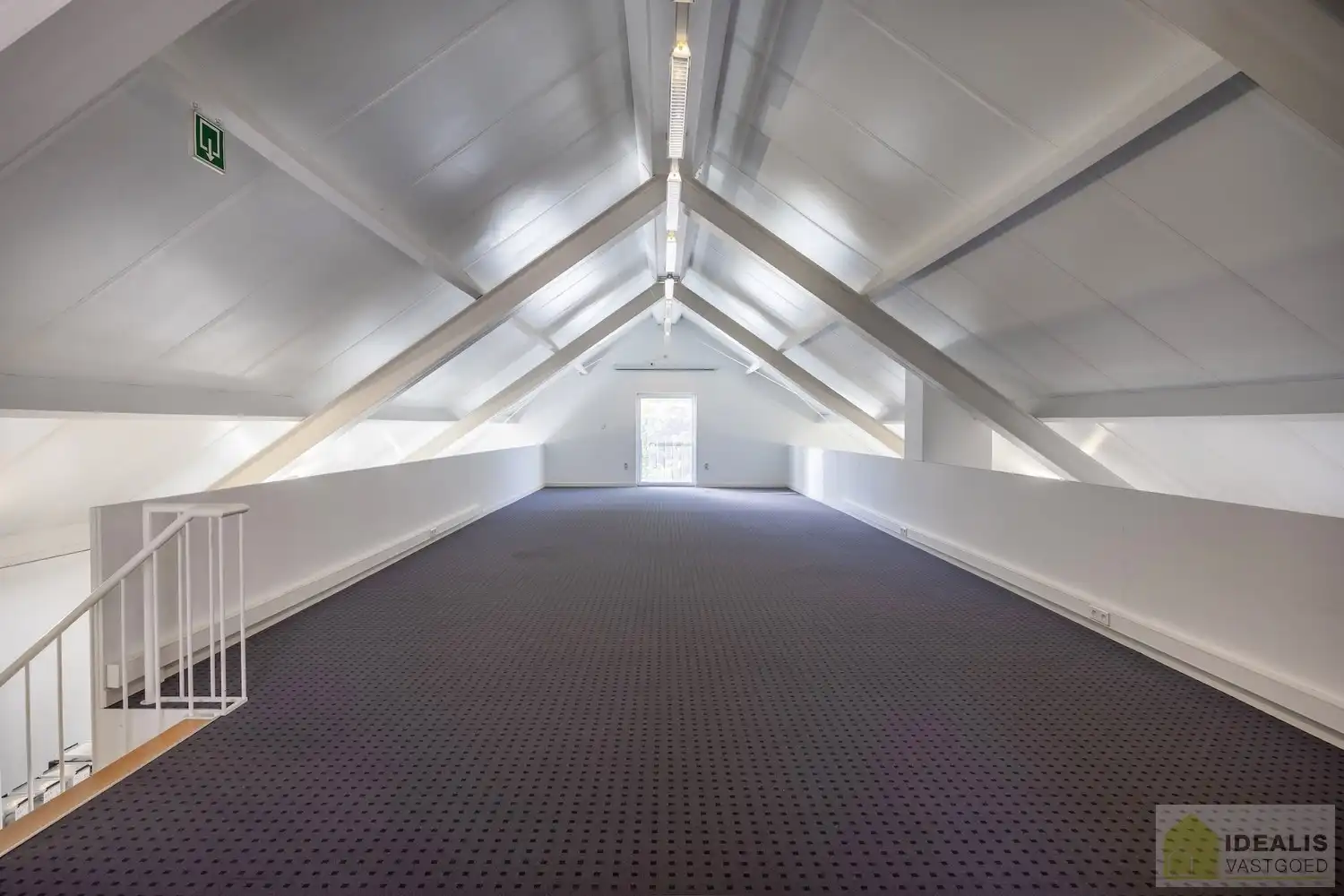 STATIG, STRAK EN UITERST RUIM COMPLEX MET HOOGSTAANDE AFWERKING EN OOG VOOR DETAIL. MOMENTEEL VOORZIEN VAN 3 SLAAPKAMERS, RIANTE LEEFRUIMTES ÉN UNIEKE LANDSCAPE KANTOORRUIMTES OP RESIDENTIËLE DOCH GUNSTIGE LOCATIE!! Dit exclusieve complex omvat maar liefst +-400m² netto bewoonbare oppervlakte! Kenmerkend aan dit statige pand is de unieke voorgevel die bezet is met keramische kunst van Pieter Stockmans. Gelegen op een residentiële locatie in een rustige woonstraat doch op enkele minuten van het centrum van Genk! foto 44