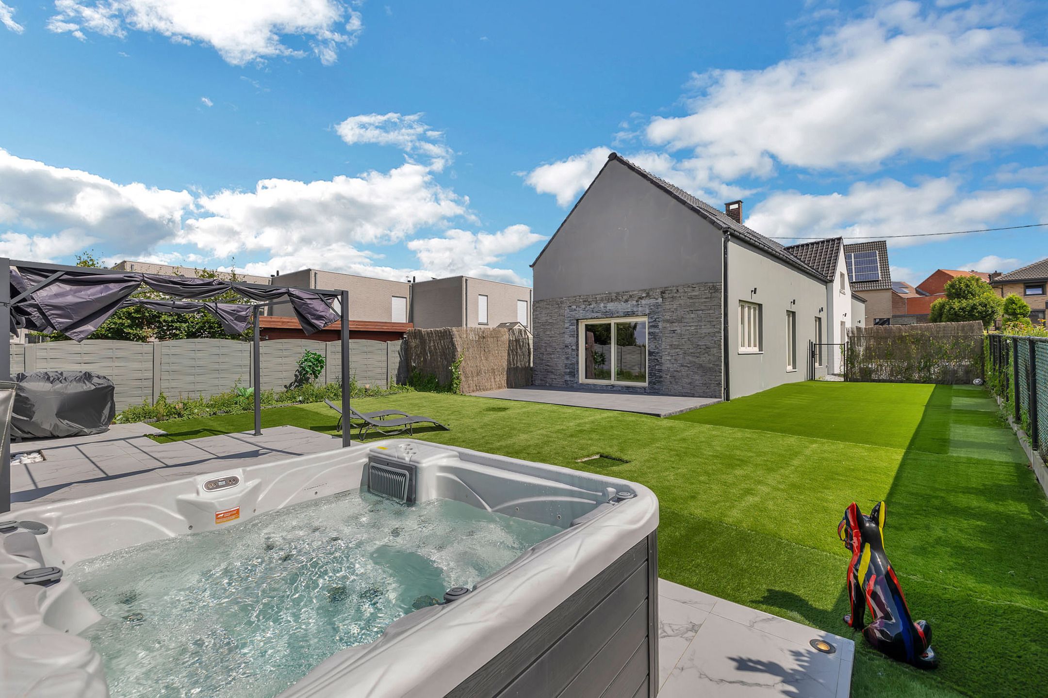 Hoofdfoto van de publicatie: Gerenoveerde woning op strategische locatie met 5 slaapkamers