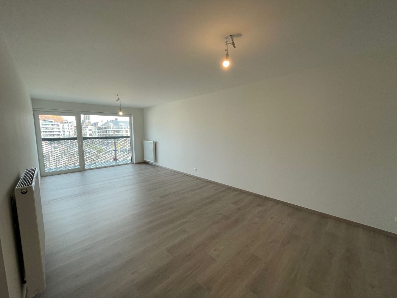 Instapklaar appartement met twee slaapkamers en terras uitkijkend op het Stationsplein. foto 2
