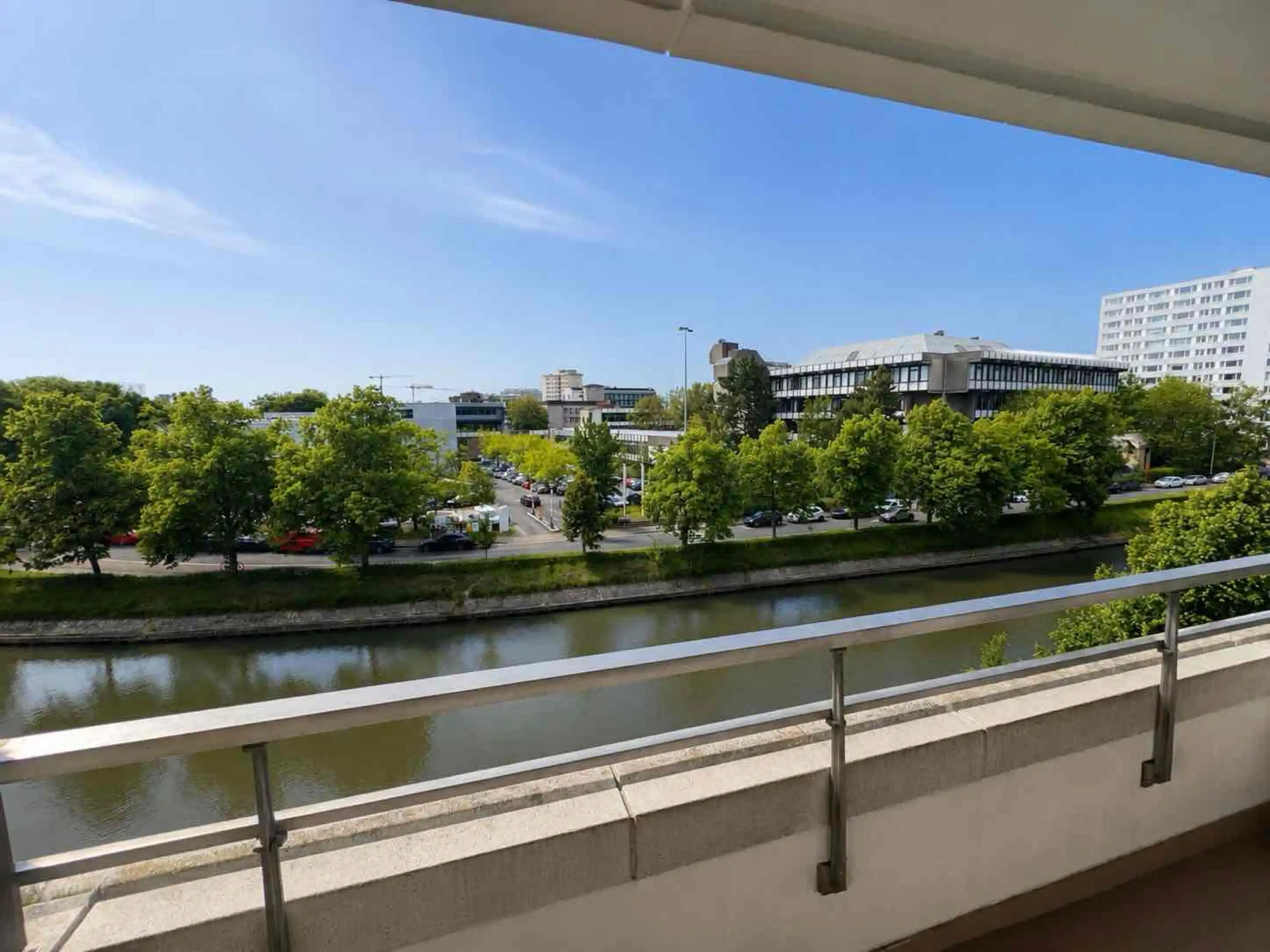 Energiezuinig appartement met terras, garagebox en Leiezicht op toplocatie in Gent foto {{pictureIndex}}