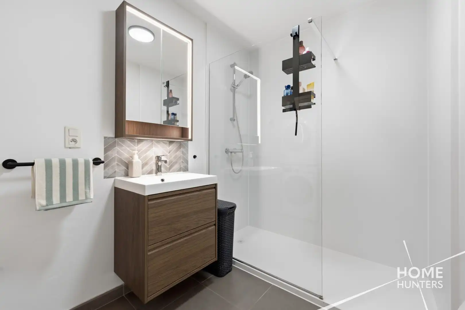 Ruim appartement met twee slaapkamers, een vernieuwde badkamer en 2 unieke terrassen.  foto 15