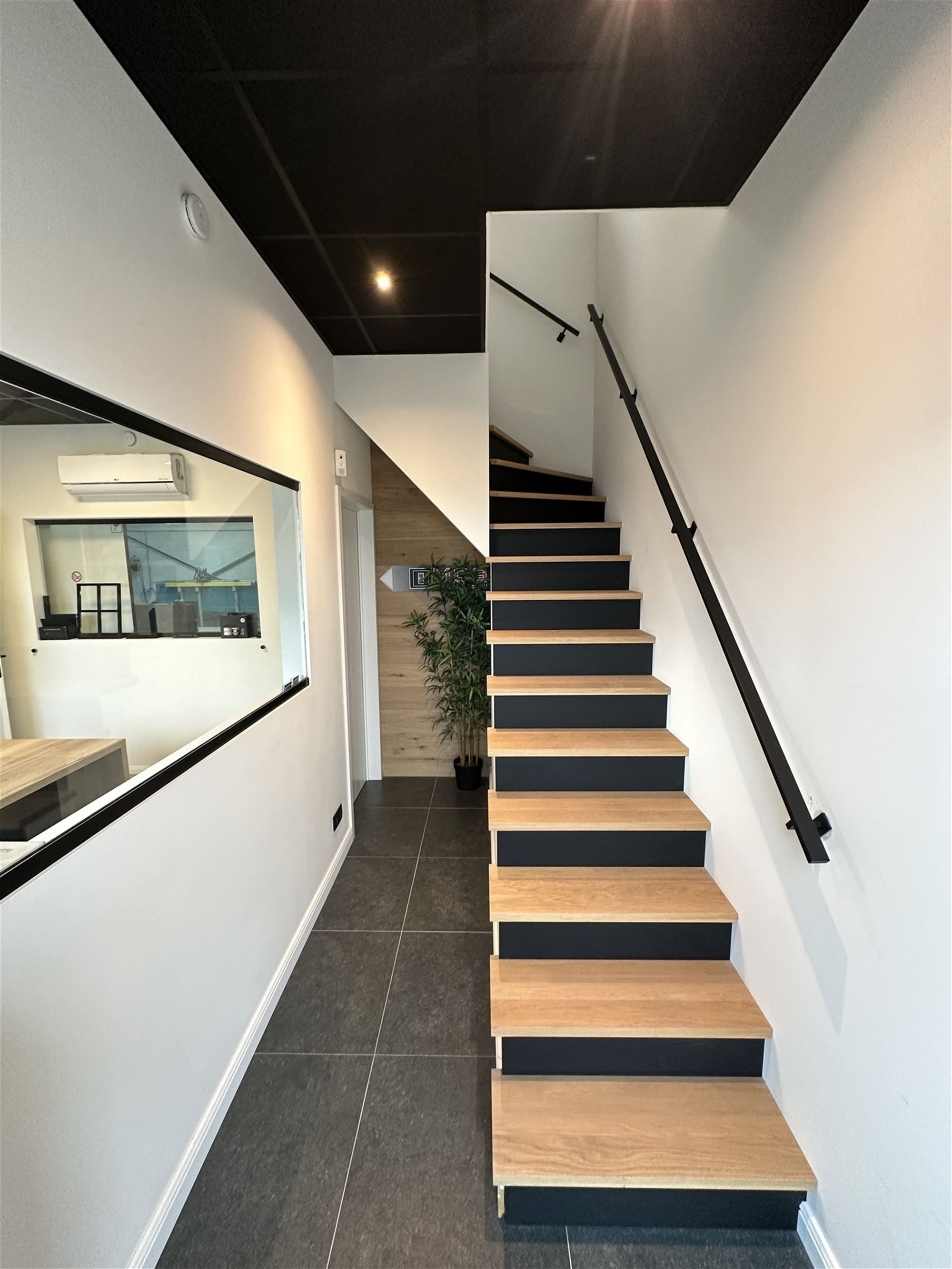 KMO-unit met kantoorruimte en toonzaal foto 35