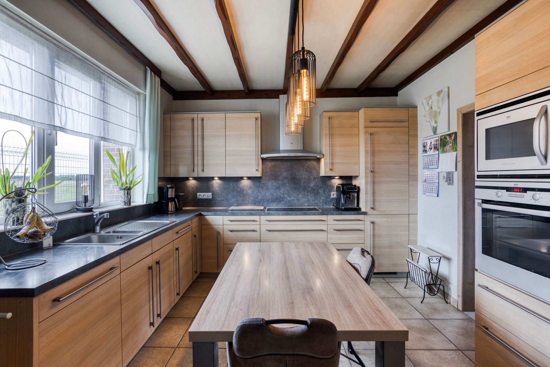 Open bebouwing met 4 slp, tuin, garage en prachtig uitzicht! foto 10
