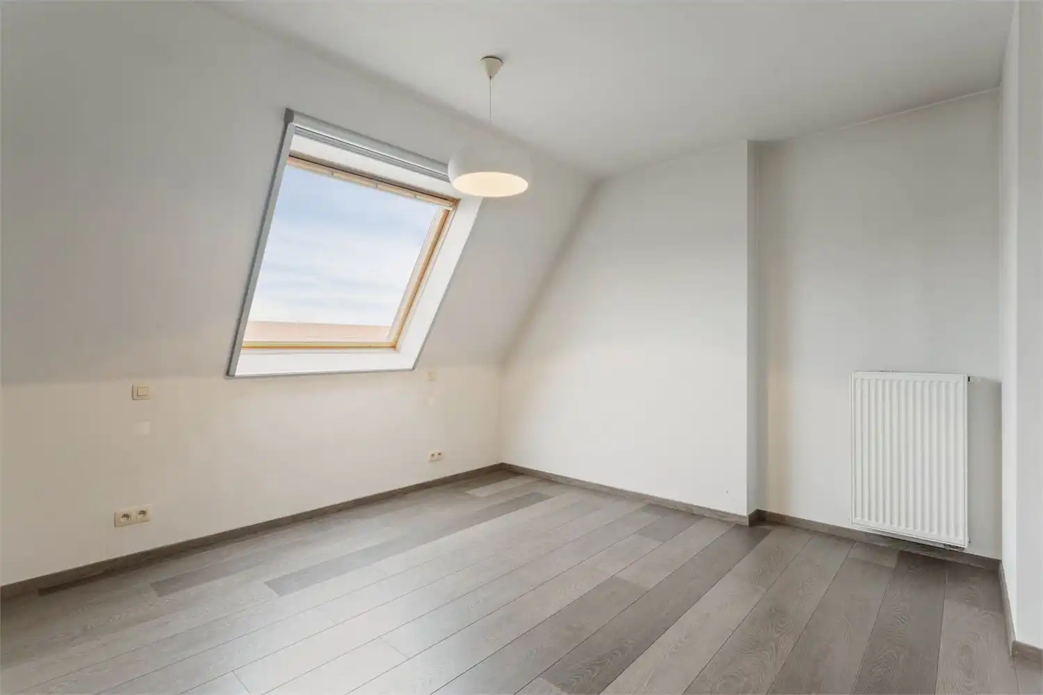 Instapklaar duplex dakappartement met terras in hartje Oostkamp foto 25