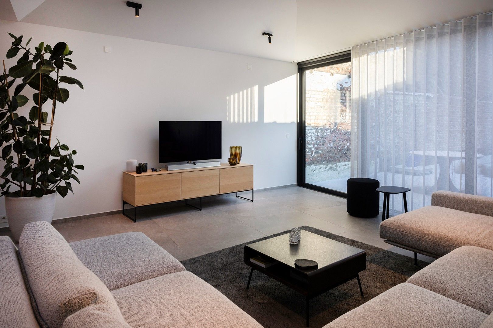 Ruime en 100% instapklare woning met 4 slaapkamers. foto {{pictureIndex}}