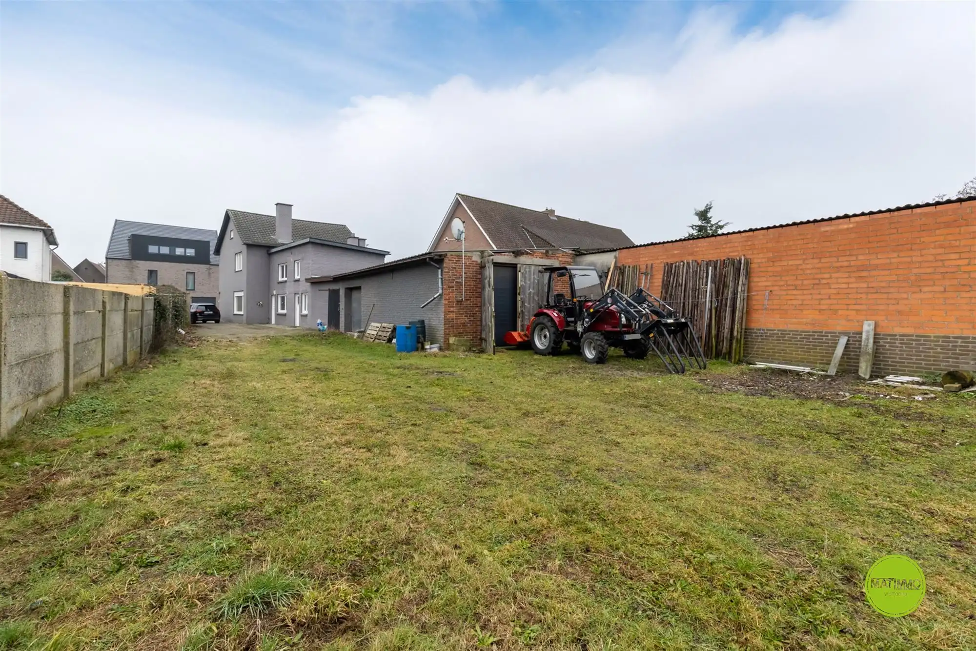 Ruim handelshuis met 4 slaapkamers én acherliggende grond foto 2