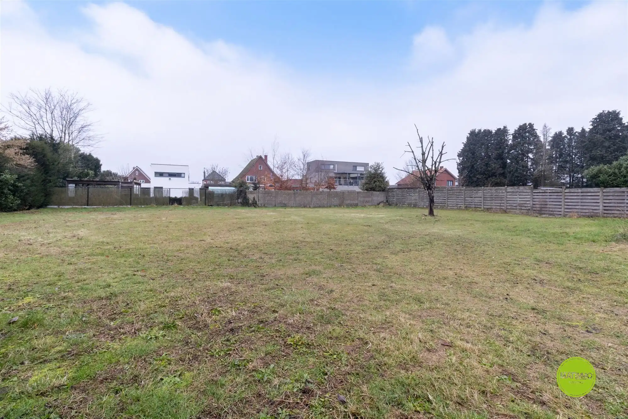 Ruim handelshuis met 4 slaapkamers én acherliggende grond foto 2