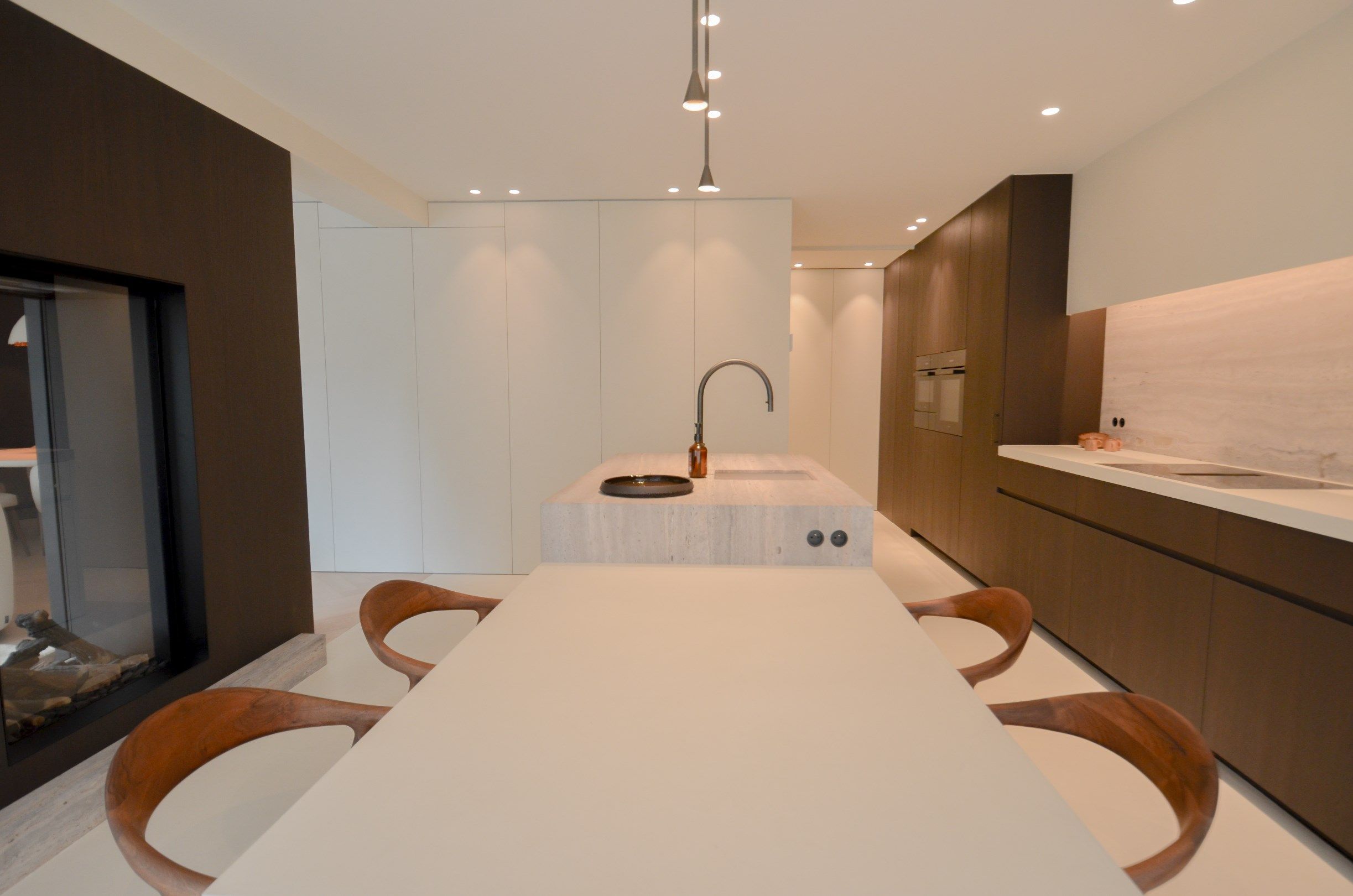Uitzonderlijk ,tijdloos volledig gerenoveerd appartement met een open zicht . foto 2