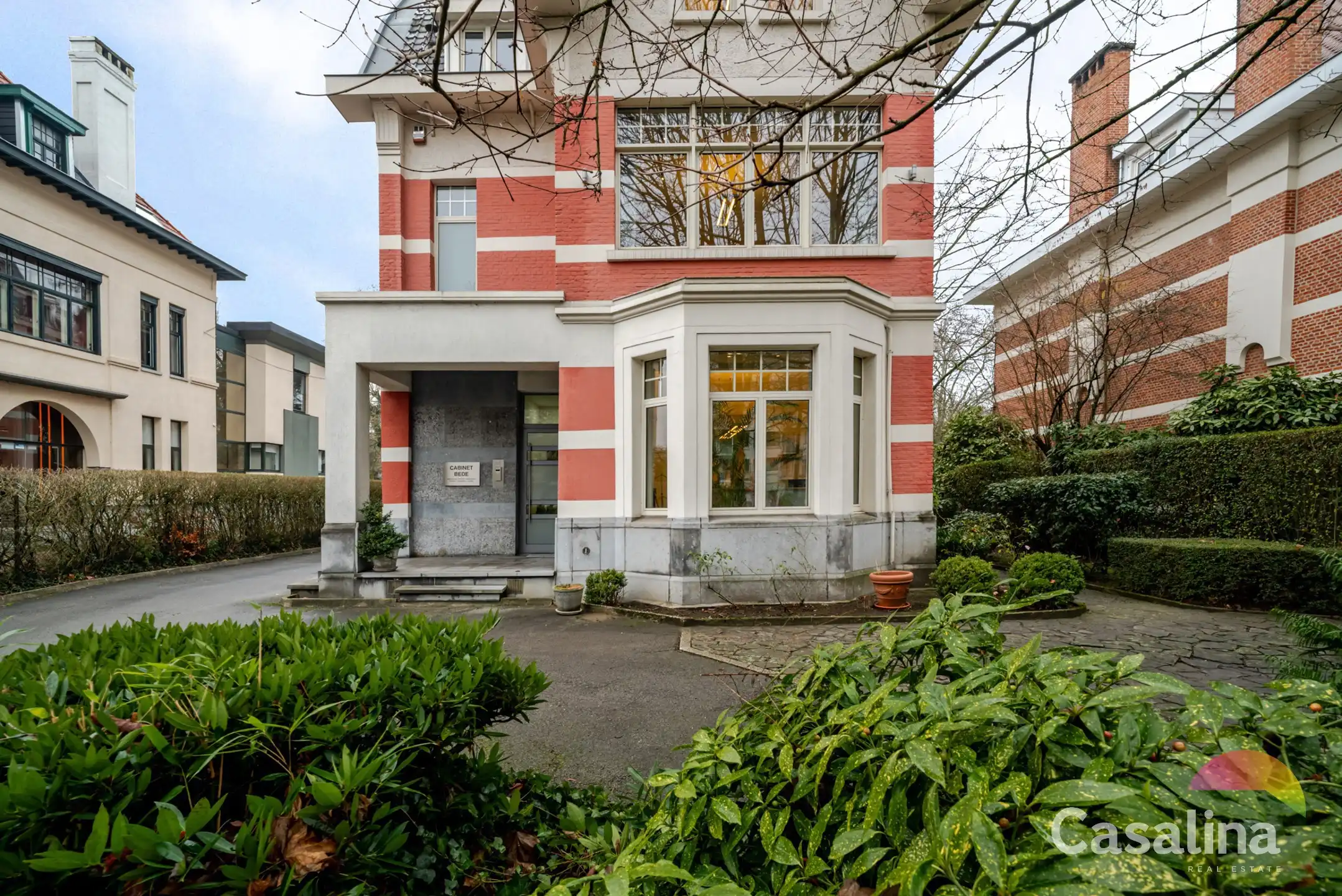 Kantoorgebouw met appartement & parkeerplaatsen  ±535m² foto 2