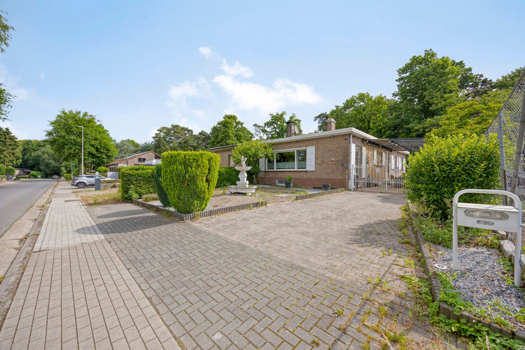 Hoofdfoto van de publicatie: Woning met 5 slaapkamers op rustige ligging in Gellik. 