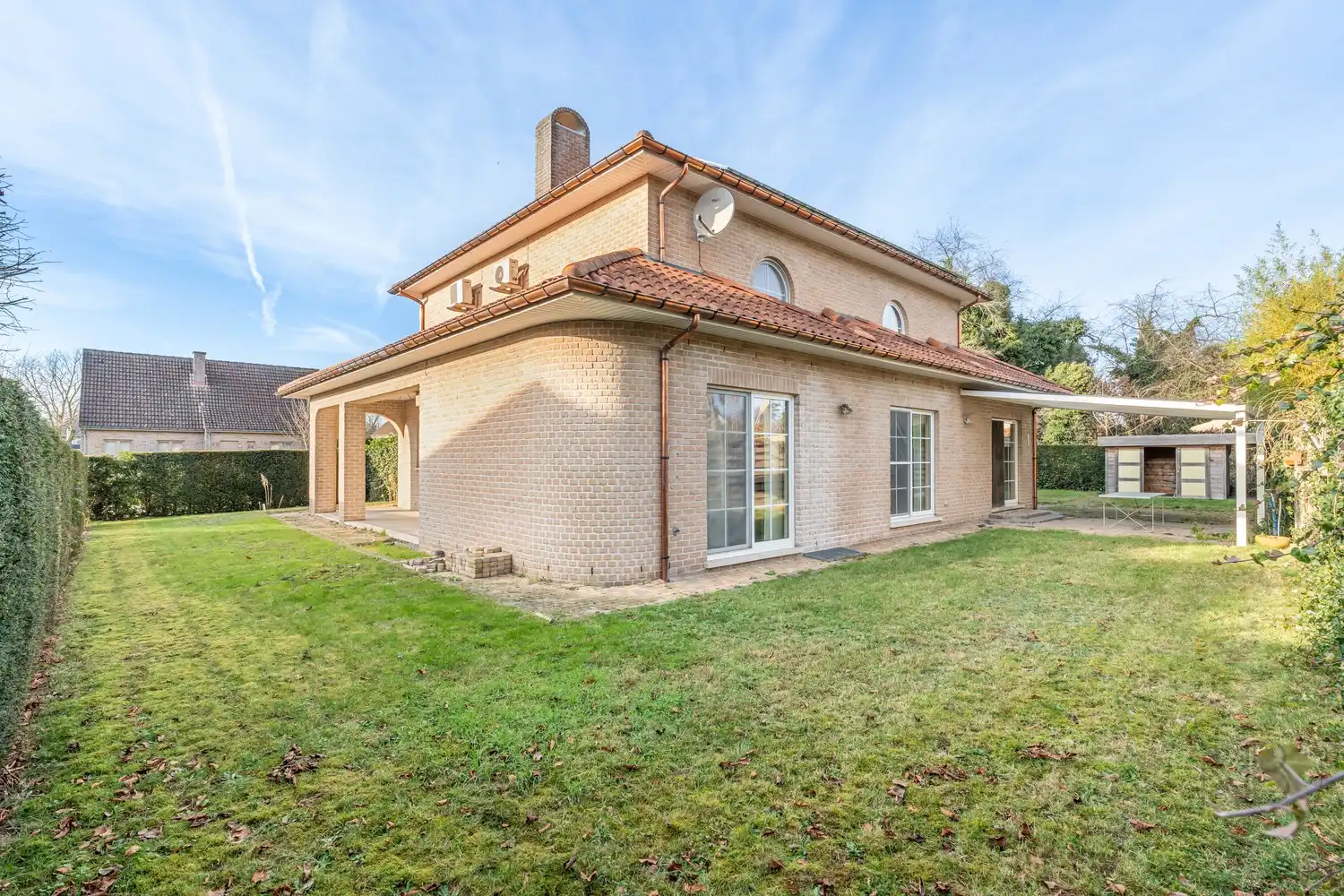 Ruime zuiderse gezinswoning  met 3 slaapkamers foto 2