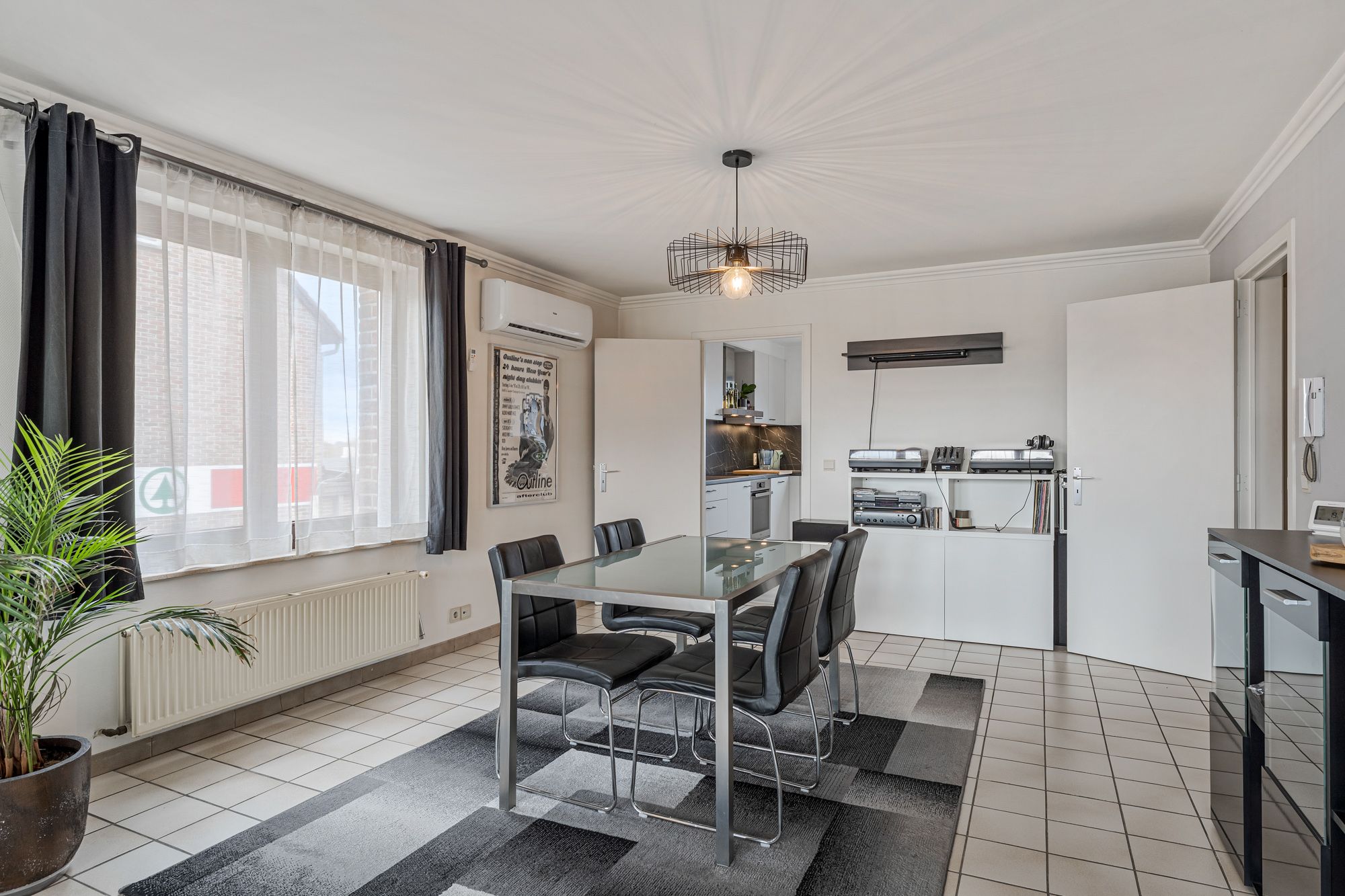 Ruim instapklaar appartement met groot terras en twee slaapkamers! foto 6