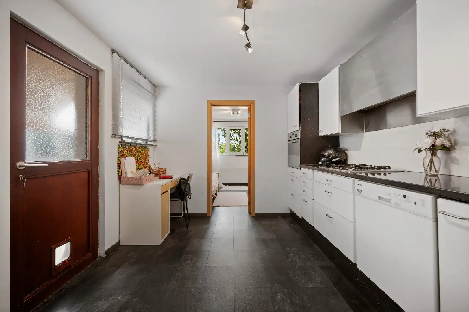 Instapklare gezinswoning met 4 slpks en ruime zuidwestgerichte tuin foto 17