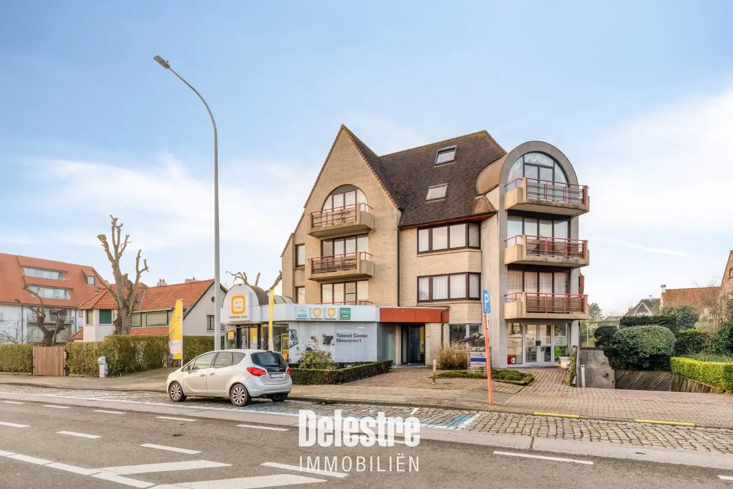 Commerciële topligging (TELENET) met woonst (vakantieapp.) op de Albert I Laan – Residentie Mirhras foto {{pictureIndex}}