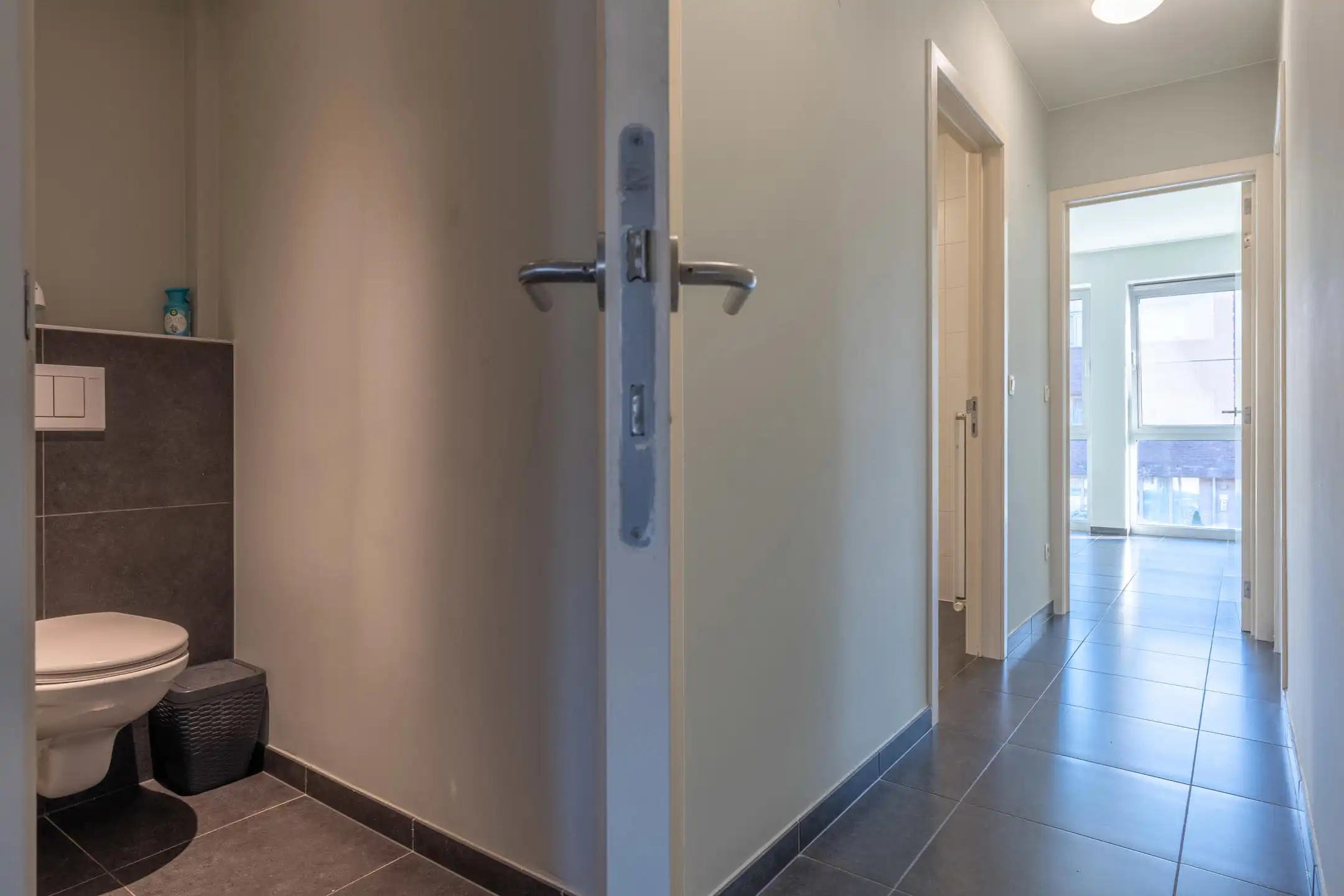 Instapklaar 2-slaapkamer appartement met terras en garagebox foto 11