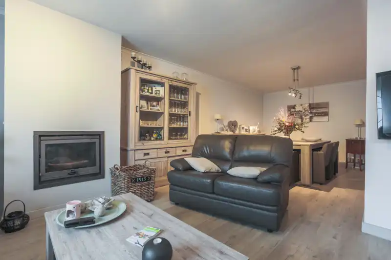 Halfopen woning met 3 slaapkamers, magazijn/ grote garage en tuin op 510 m² foto 4