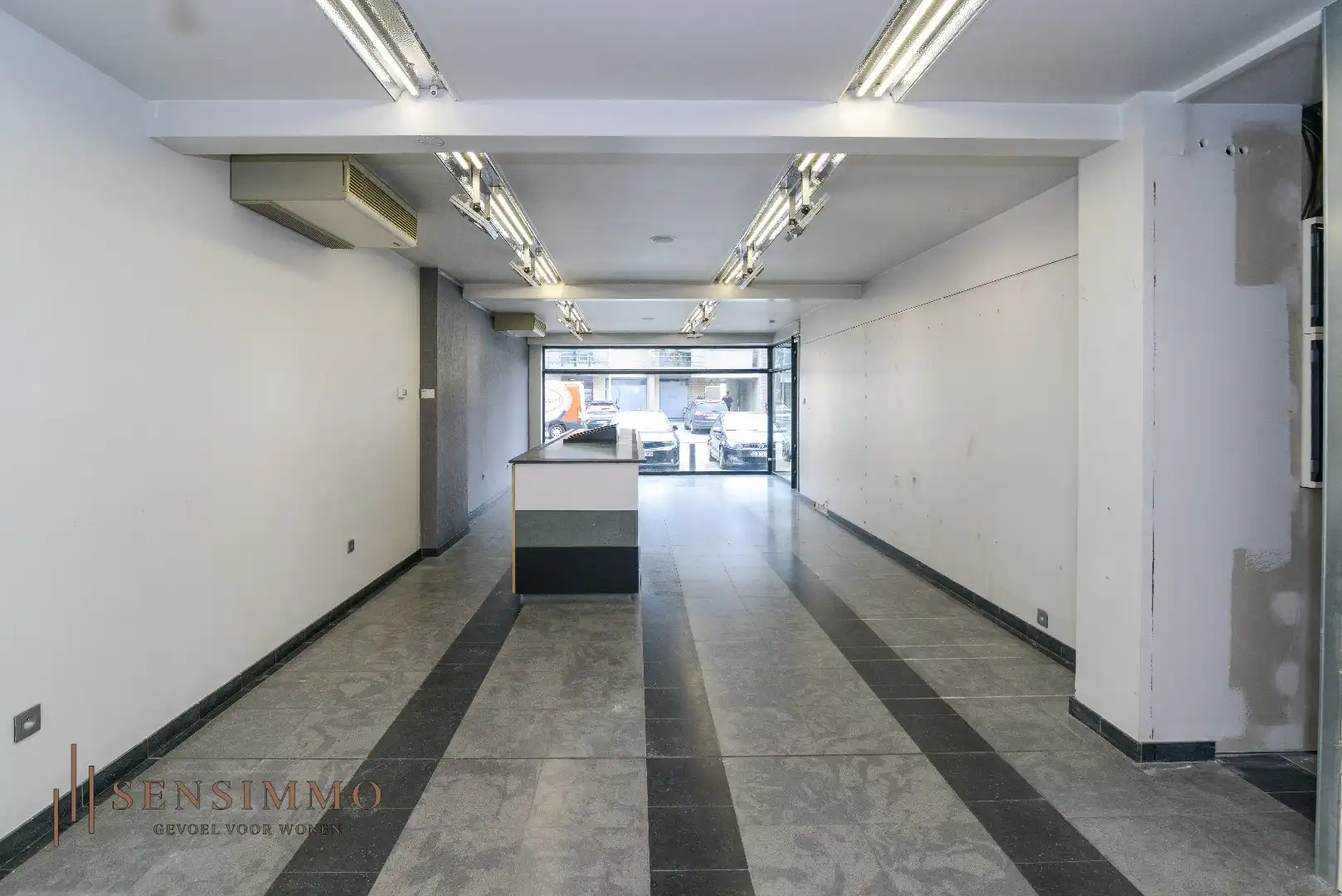 Ruim handelspand in Genk met privé parking  foto 5