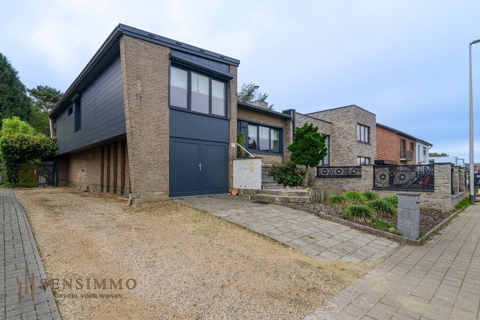 Gerennoveerde halfopen bebouwing met 3 slaakamers, terras, tuin en dubbele garage foto 3