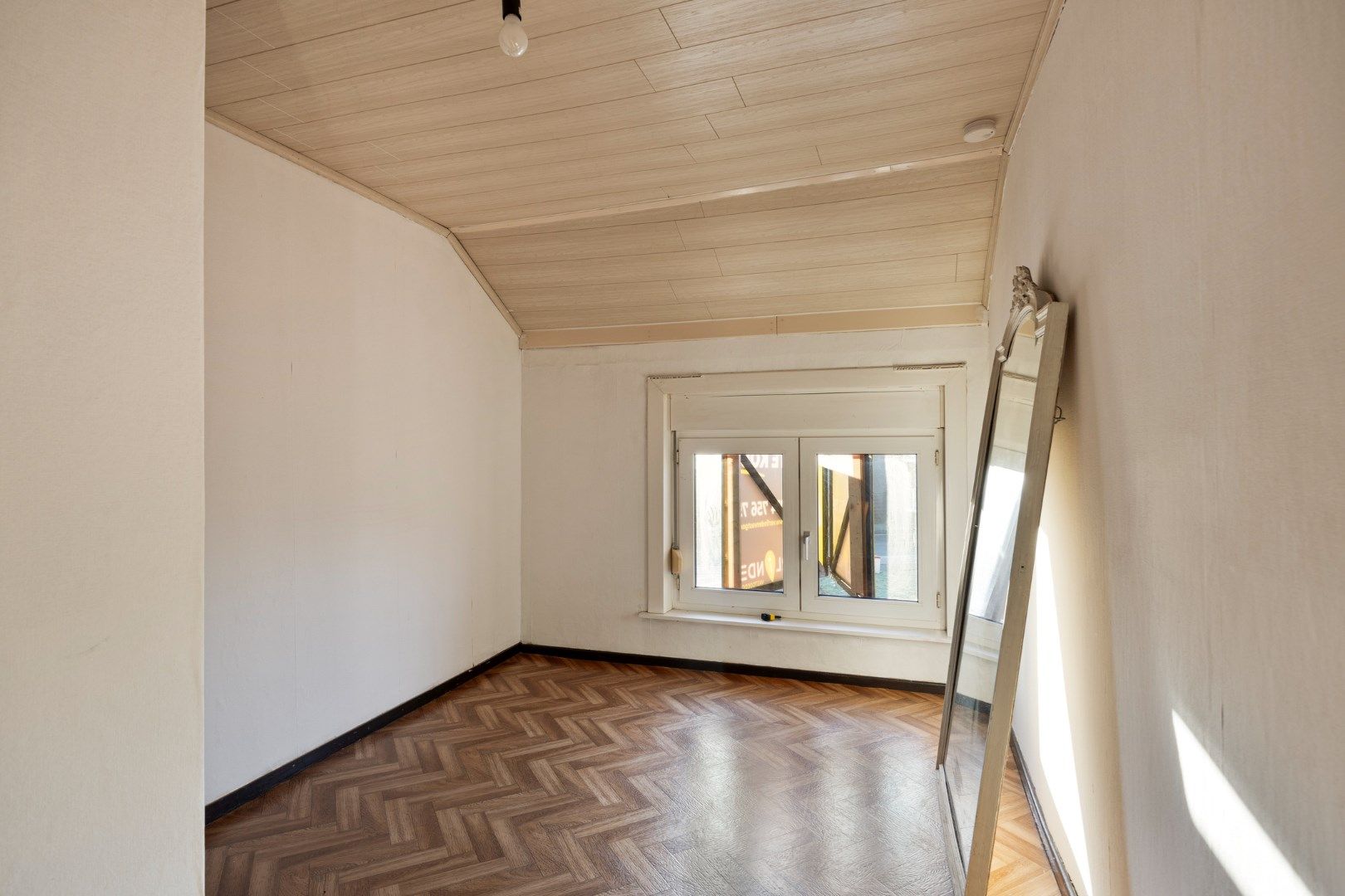 Te renoveren woning nabij het centrum van Mol ! foto 9