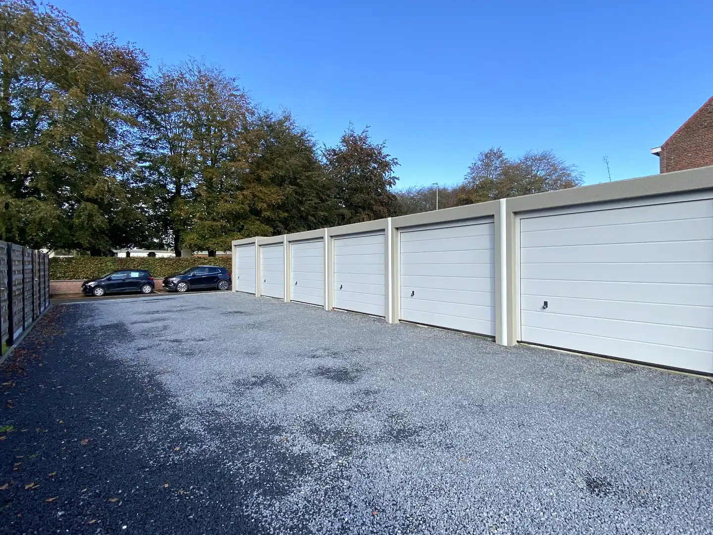 GARAGE GELEGEN IN DE DORPSKERN MEULEBEKE foto 2