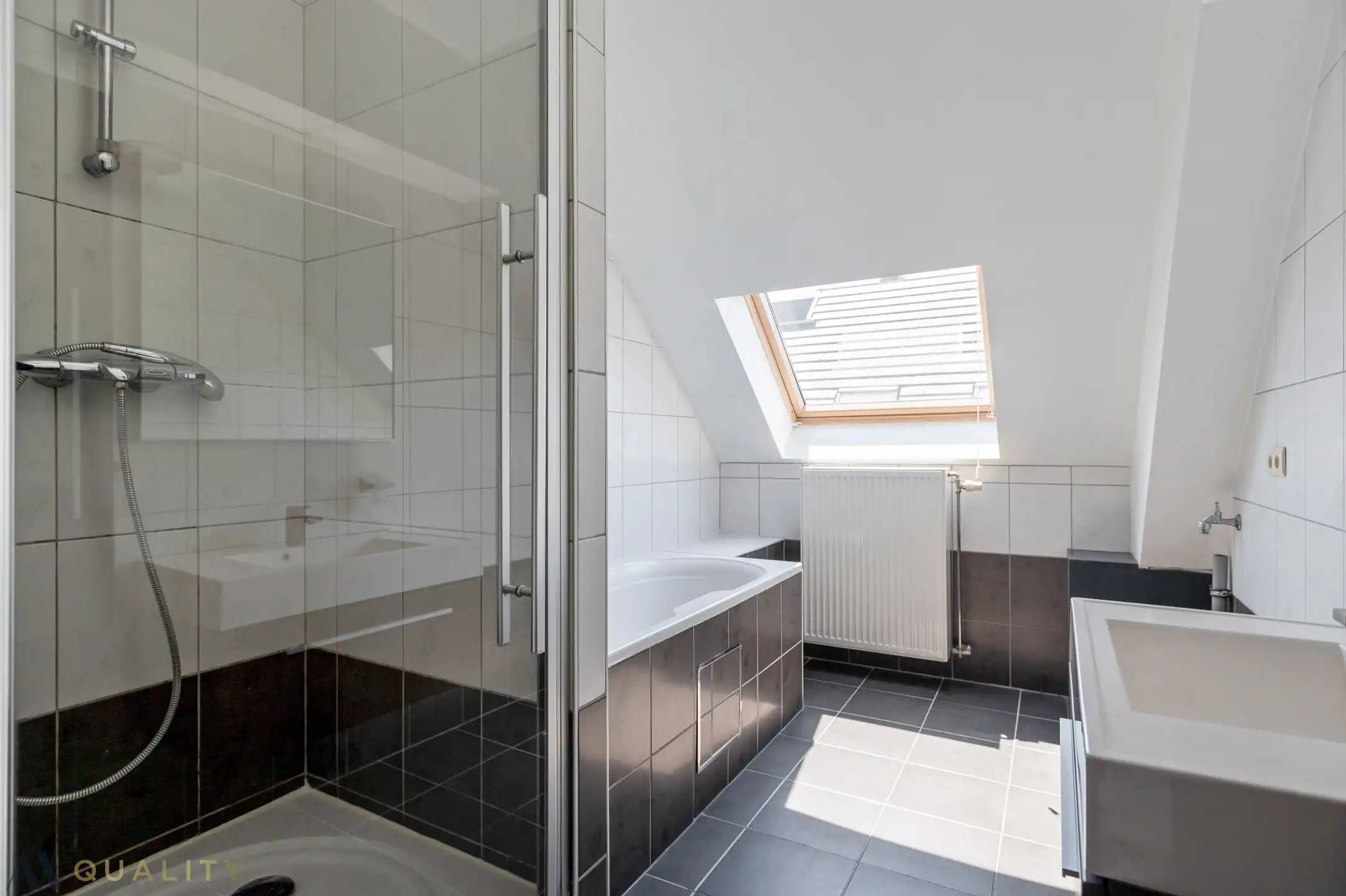 Centraal gelegen 2 slpk. appt. met gar. en terras. Vrij vanaf 15/03/2026 foto 8