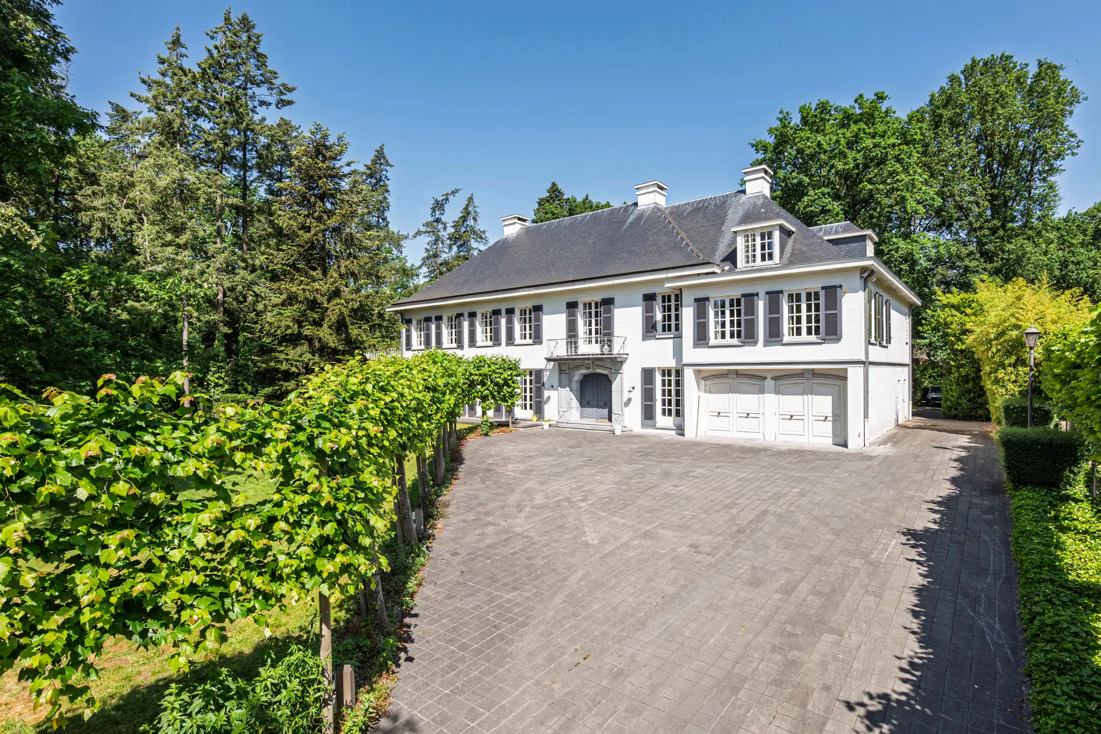 Villa met binnenzwembad en conciërgerie op riant perceel foto 2