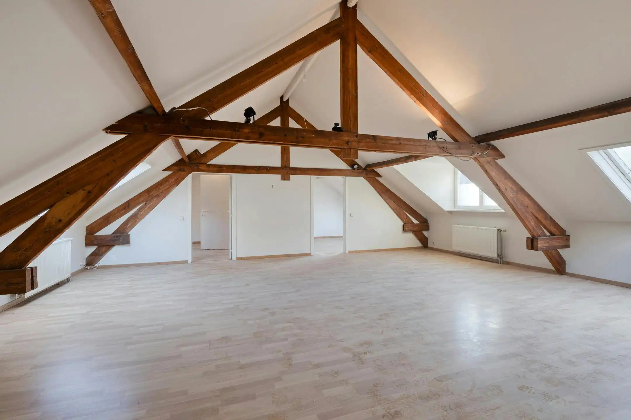 Te renoveren appartement te koop in hartje Kortrijk! foto 3