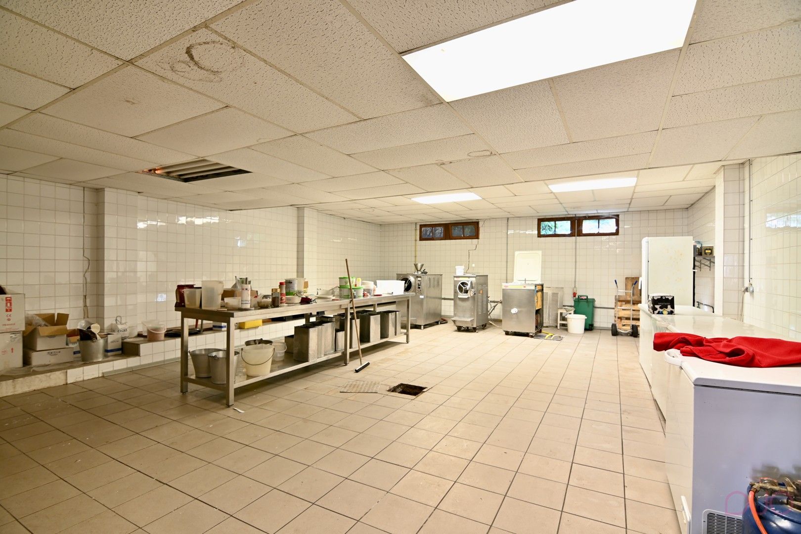 Ruime open bebouwing met 4 slaapkamers en achterliggende loodsen foto 17