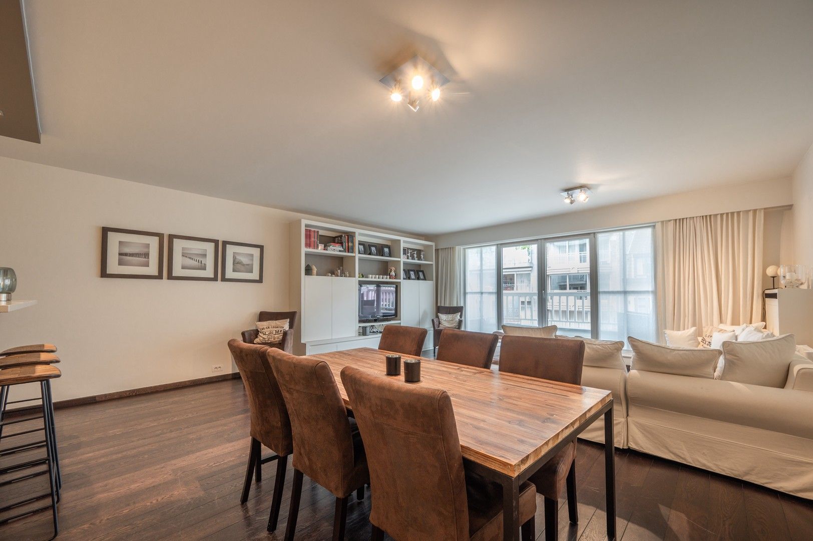 Modern en instapklaar appartement met drie slaapkamers, centraal gelegen in het bruisende centrum van Knokke. foto 7
