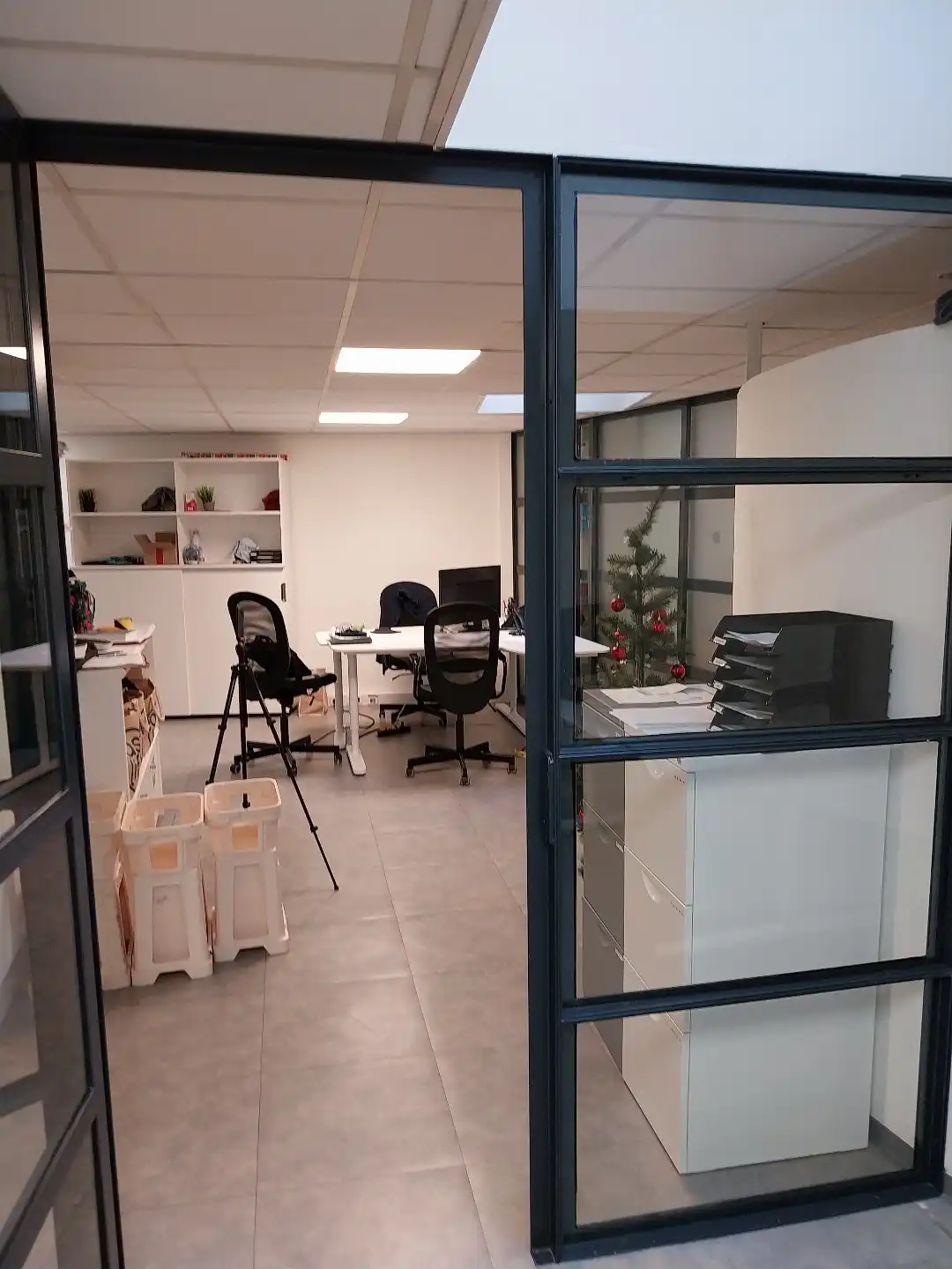 Handelsgelijkvloers geschikt voor burelen of kantoor foto 8