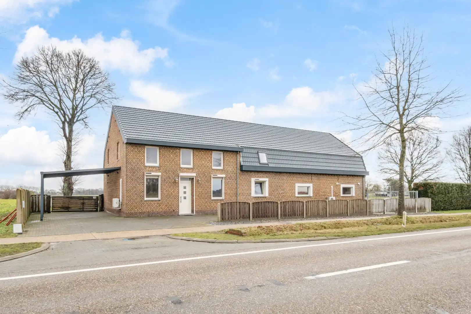 Vrijstaande, zeer verzorgde woning met aangrenzende, uitgeruste stalling/loods op een perceel van 72a14ca foto 4
