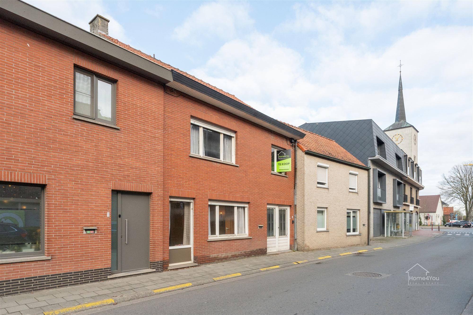 Ruime rijwoning met potentieel op het dorp!  foto 2