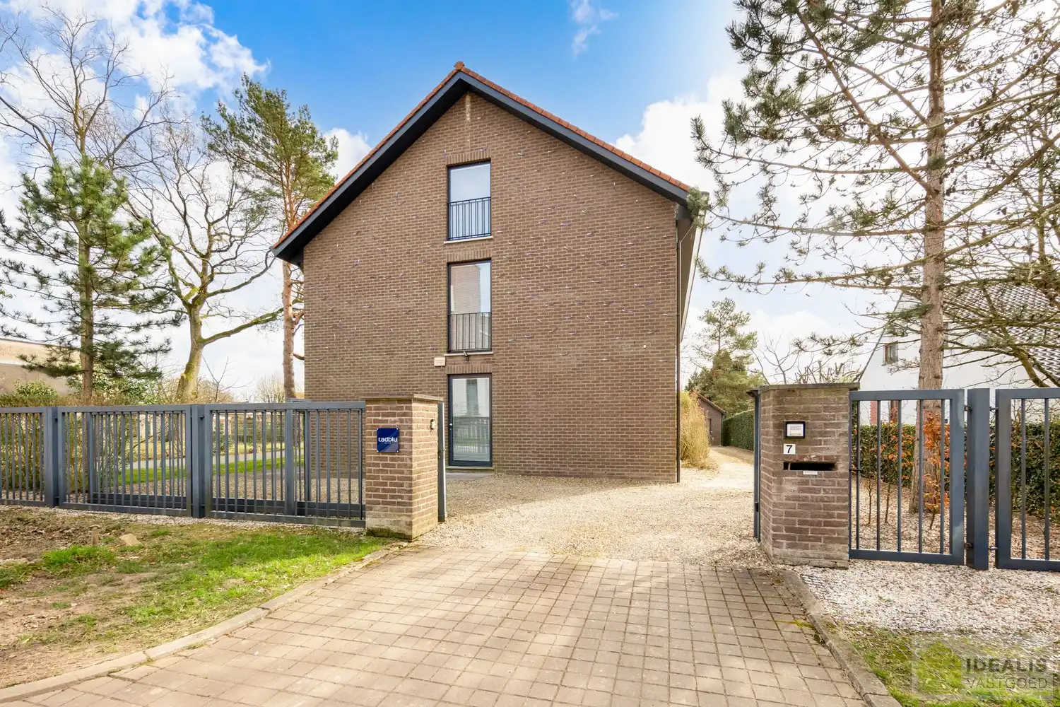 STATIG, STRAK EN UITERST RUIM COMPLEX MET HOOGSTAANDE AFWERKING EN OOG VOOR DETAIL. MOMENTEEL VOORZIEN VAN 3 SLAAPKAMERS, RIANTE LEEFRUIMTES ÉN UNIEKE LANDSCAPE KANTOORRUIMTES OP RESIDENTIËLE DOCH GUNSTIGE LOCATIE!! Dit exclusieve complex omvat maar liefst +-400m² netto bewoonbare oppervlakte! Kenmerkend aan dit statige pand is de unieke voorgevel die bezet is met keramische kunst van Pieter Stockmans. Gelegen op een residentiële locatie in een rustige woonstraat doch op enkele minuten van het centrum van Genk! foto 7