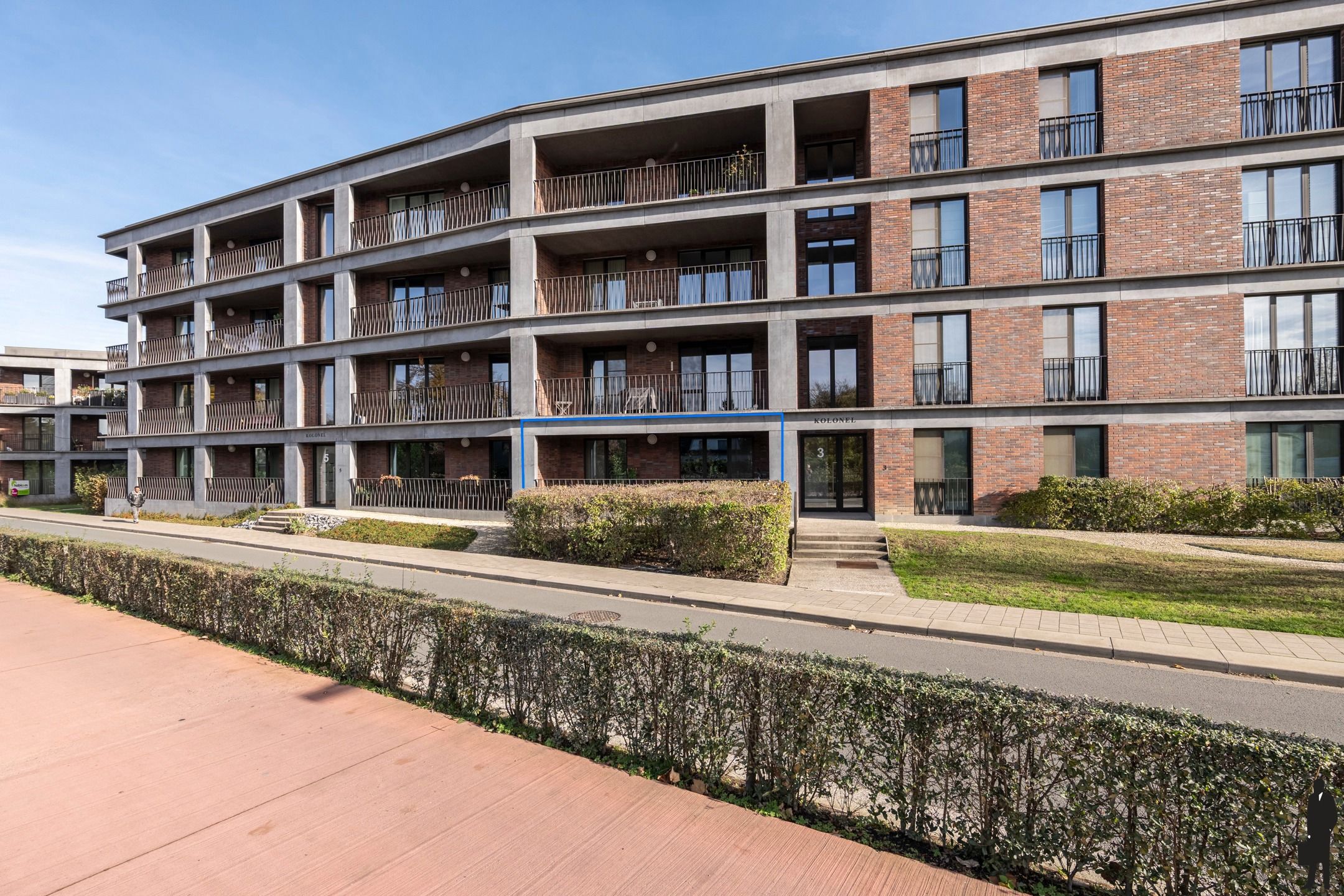 Modern gelijkvloers appartement met ruim terras  foto {{pictureIndex}}