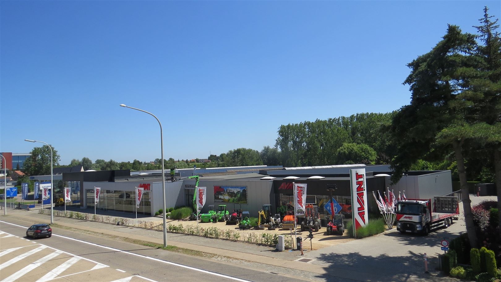 Industriële site met B2B-showroom te koop op zichtlocatie foto {{pictureIndex}}