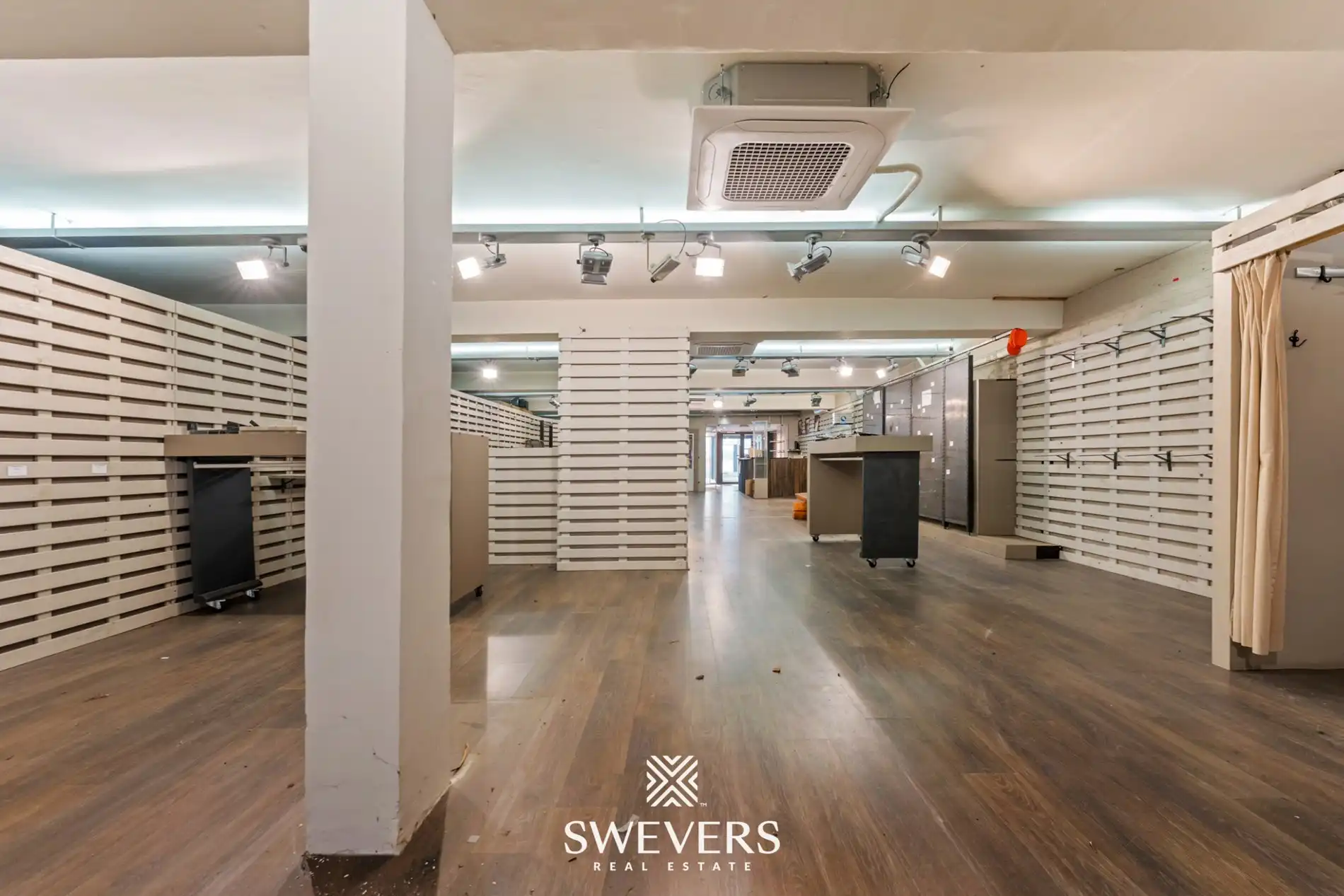 Uitzonderlijke mooi gelegen en ruime (391m²) handelsruimte in het volle centrum van Leopoldsburg foto 5