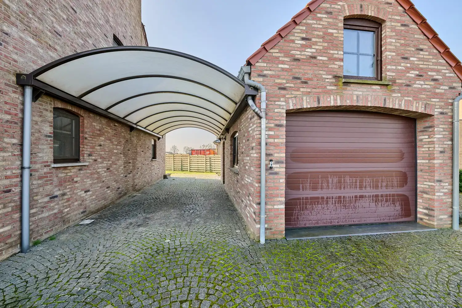 Heel goed onderhouden landhuis met inpandige garage en 3 ruim bemeten slaapkamers in landelijke omgeving foto 4