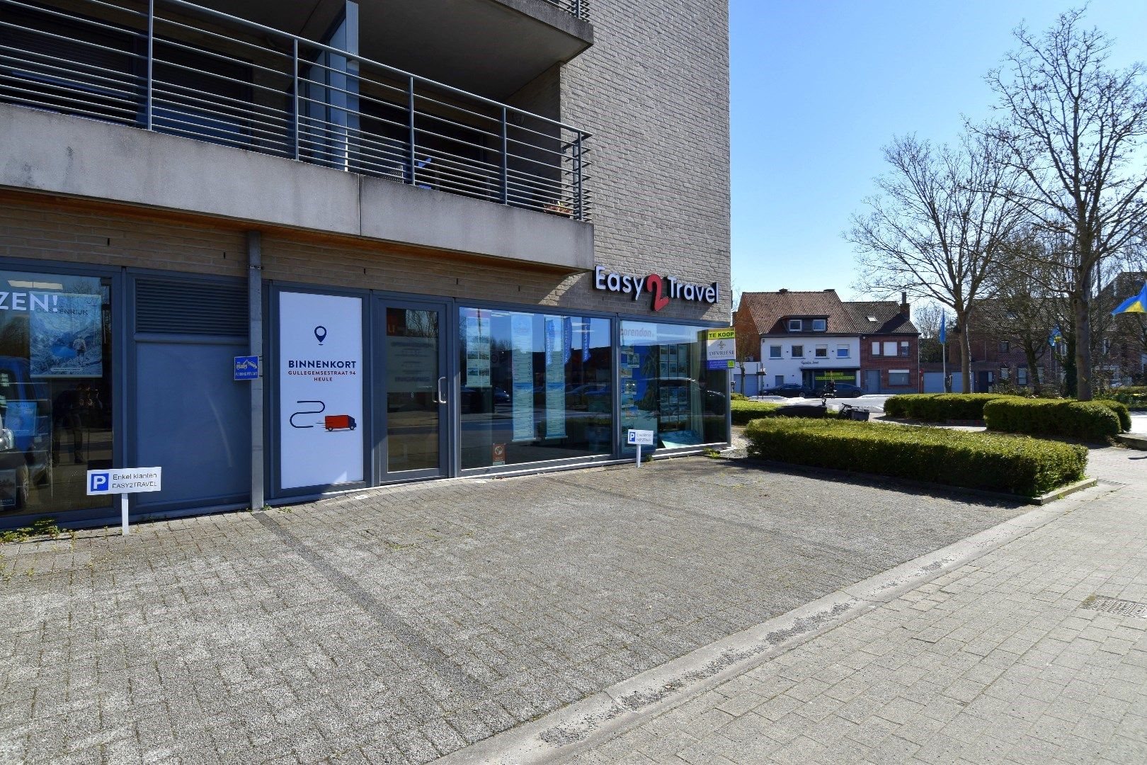 Kantoor -of winkelruimte op commerciële hoekligging te koop in Gullegem-centrum foto {{pictureIndex}}