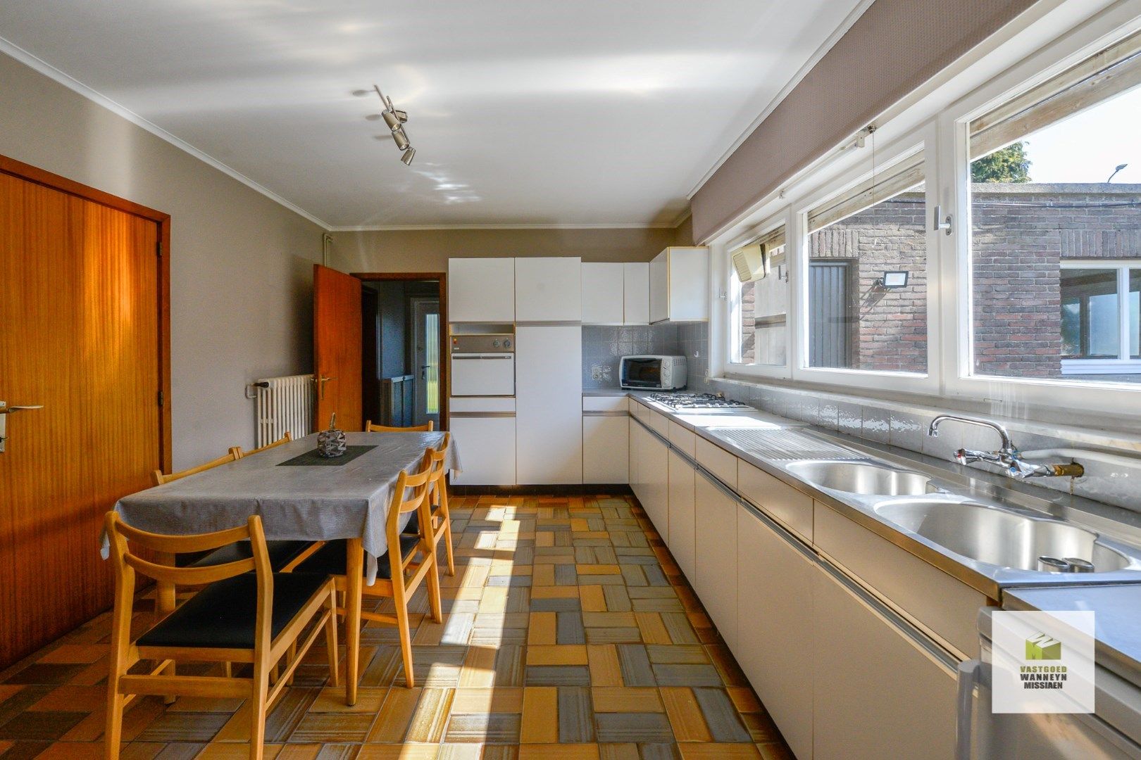 Ruime te renoveren villa met 4 slaapkamers en loods op 1696m2 te centrum Wingene foto 11