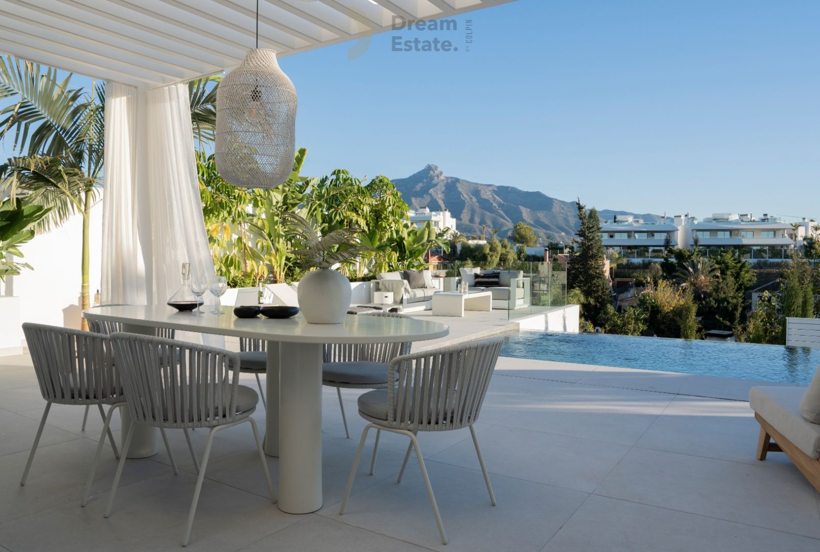 Moderne en strakke villa gelegen te Nueva Andalucia, Marbella. foto 8
