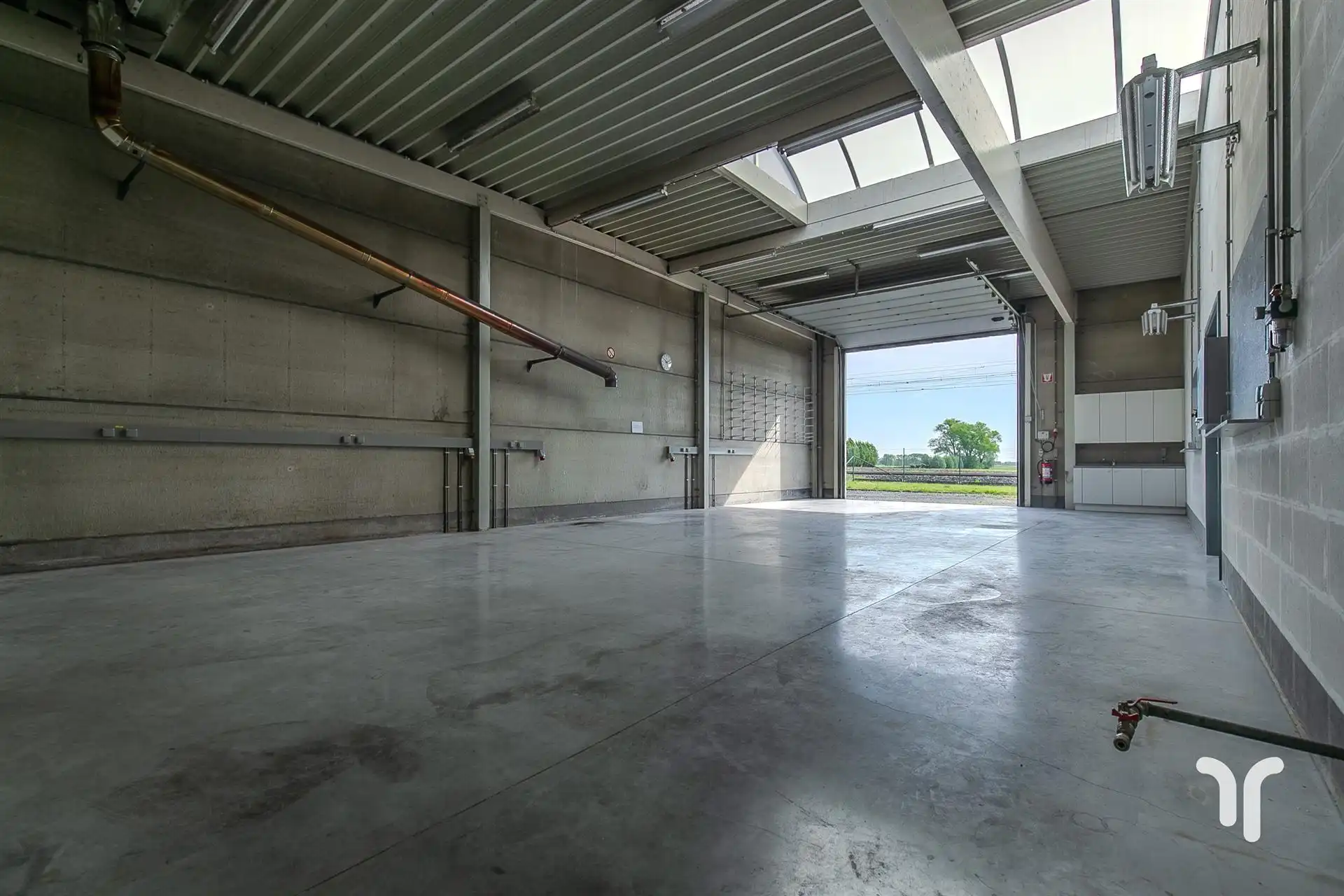 Dit kantoor met opslagruimte is gelegen in de industriezone te Hooglede vlakbij het centrum van Roeselare. foto 8
