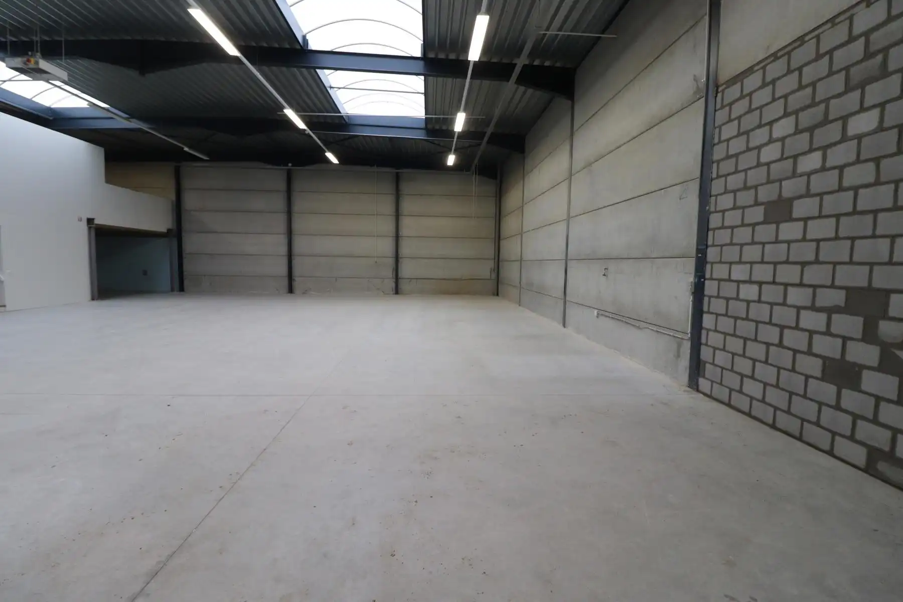 KMO-UNIT VAN 500M² MET BIJHORENDE KANTOREN. INDUSTRIEZONE MERKSPLAS foto 3