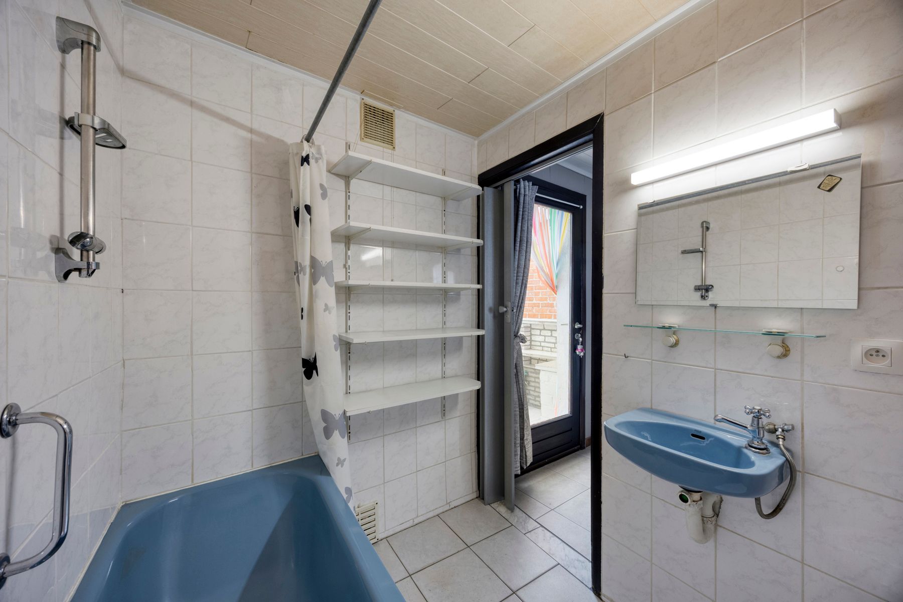 Charmante te renoveren woning met tuin foto 10