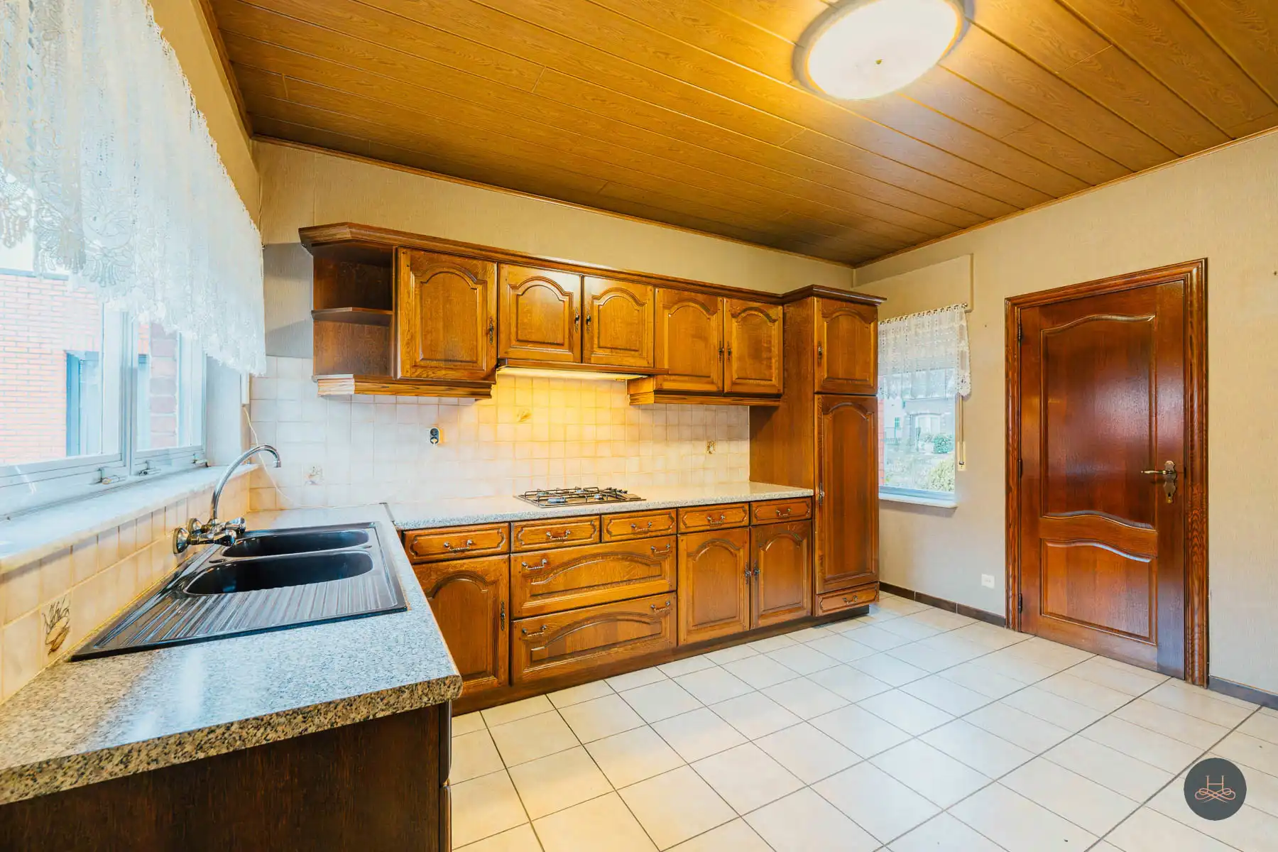 Uitstekend onderhouden woning met veel potentieel foto 9