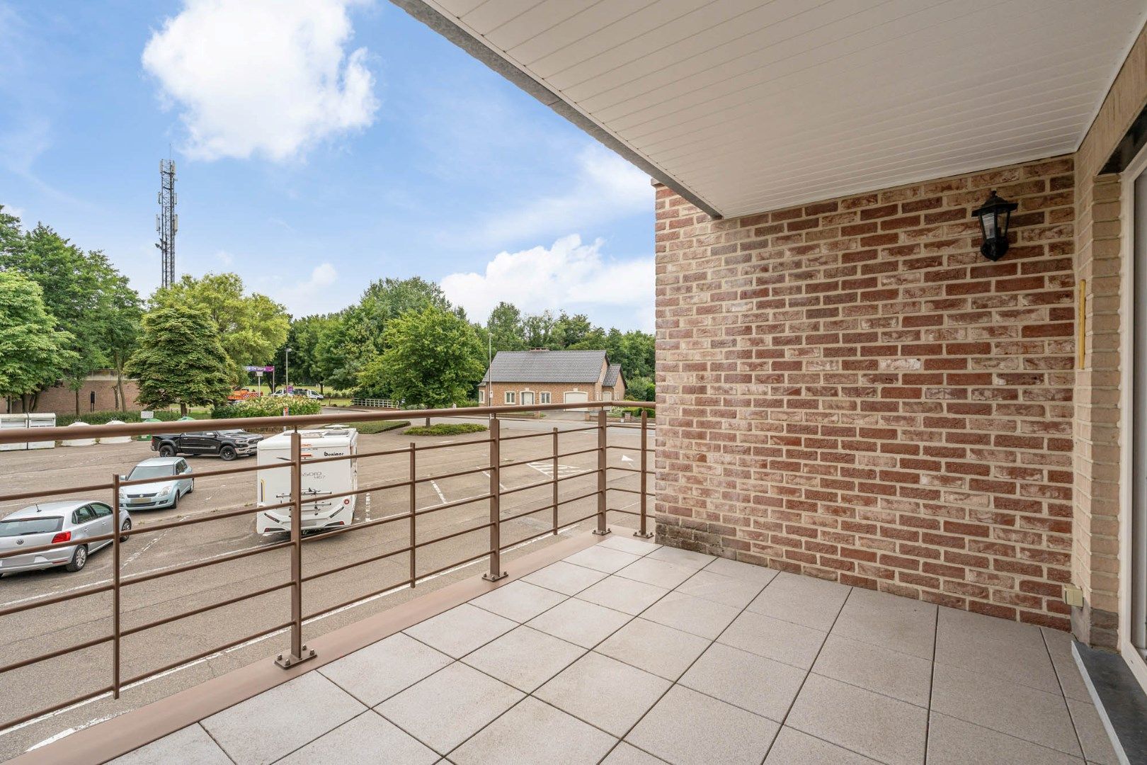 Stijlvol appartement voorzien van 2 slaapkamers, 2 terrassen en een autostandplaats op een rustige locatie in het centrum van Neeroeteren!  foto 31