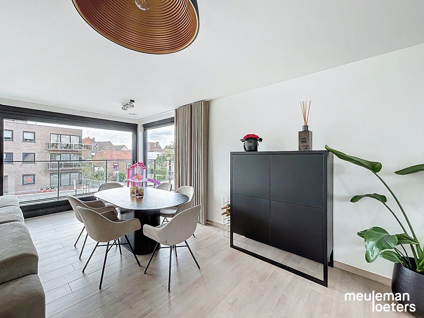Prachtig afgewerkte woning met garage foto 4