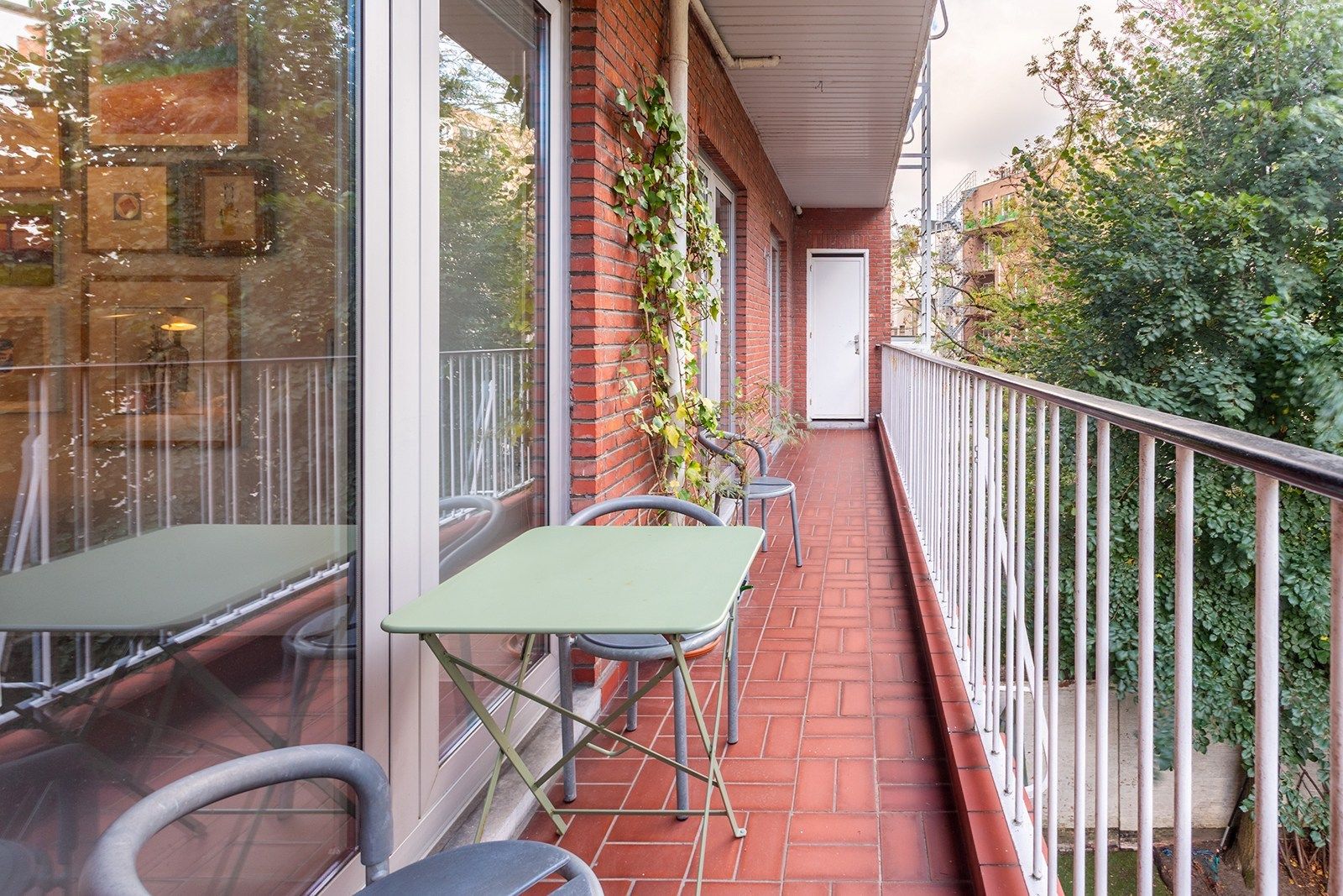 Architecturale parel met een zee van ruimte foto 25