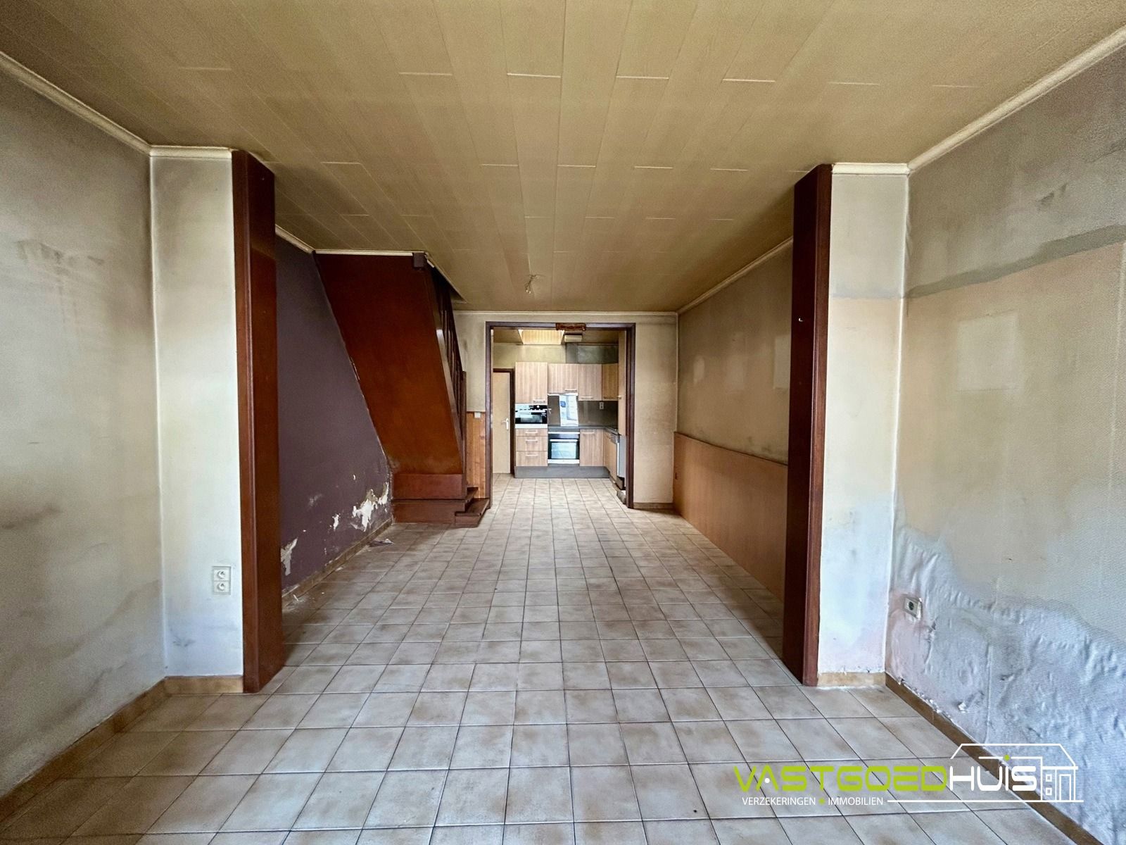 Te renoveren gezinswoning met garage en tuin foto 3